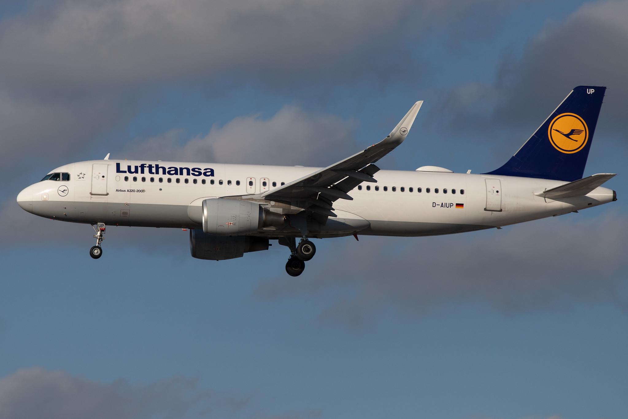 Hamburg Airport: Lufthansa (LH / DLH) |  Airbus A320-214 A320 | D-AIUP | MSN 6807