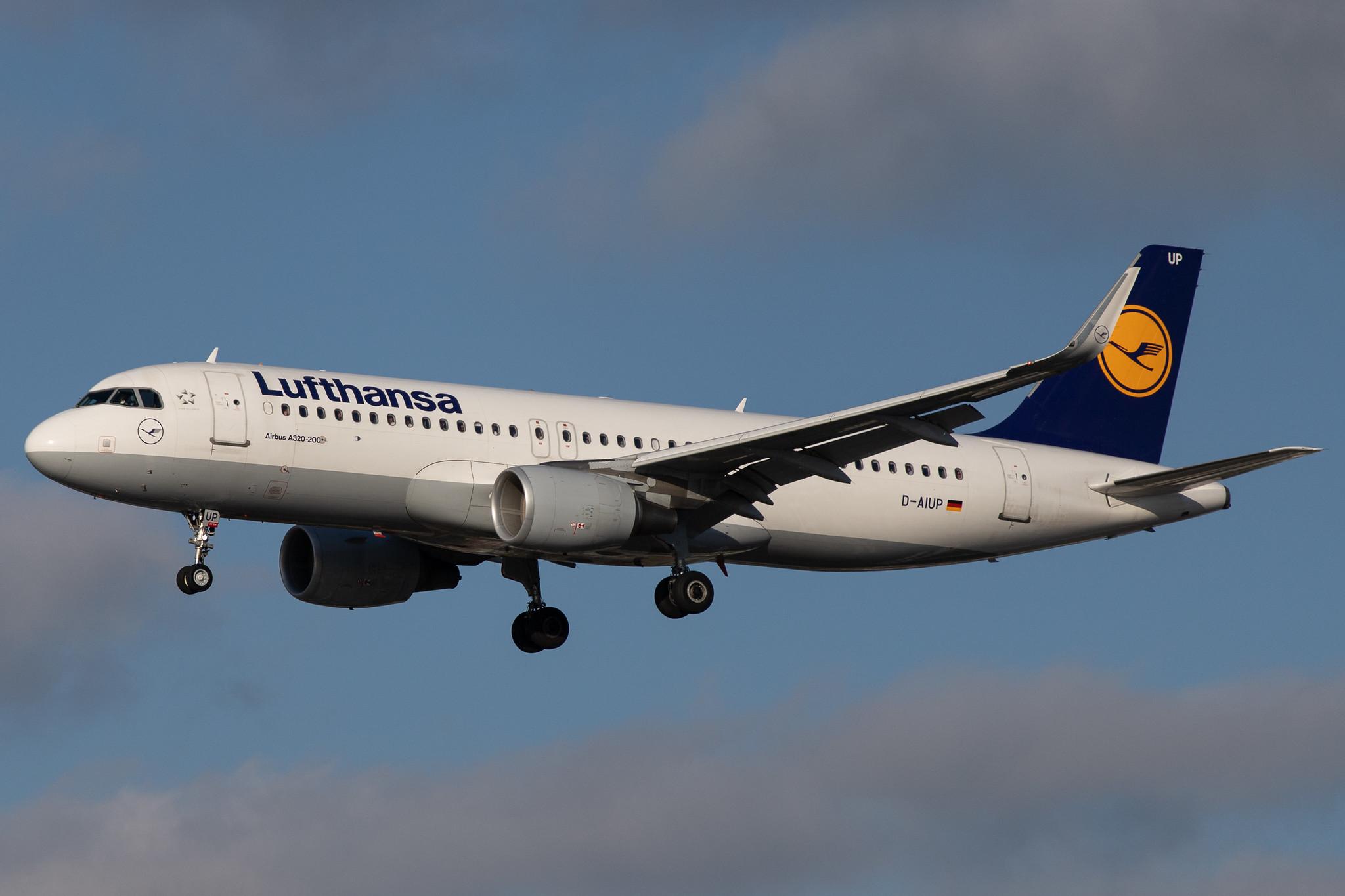 Hamburg Airport: Lufthansa (LH / DLH) |  Airbus A320-214 A320 | D-AIUP | MSN 6807