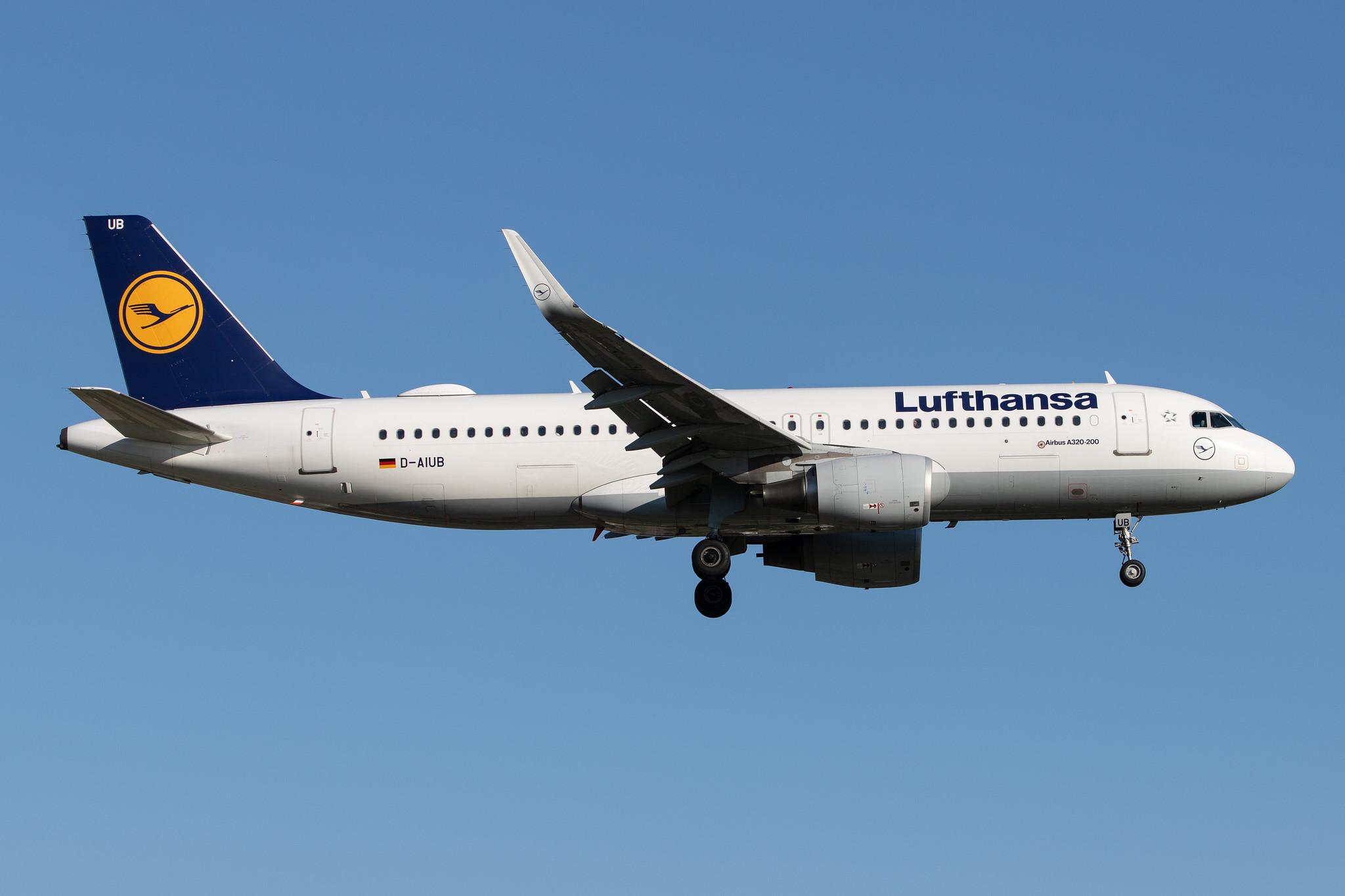 Hamburg Airport: Lufthansa (LH / DLH) |  Airbus A320-214 A320 | D-AIUB | MSN 5972