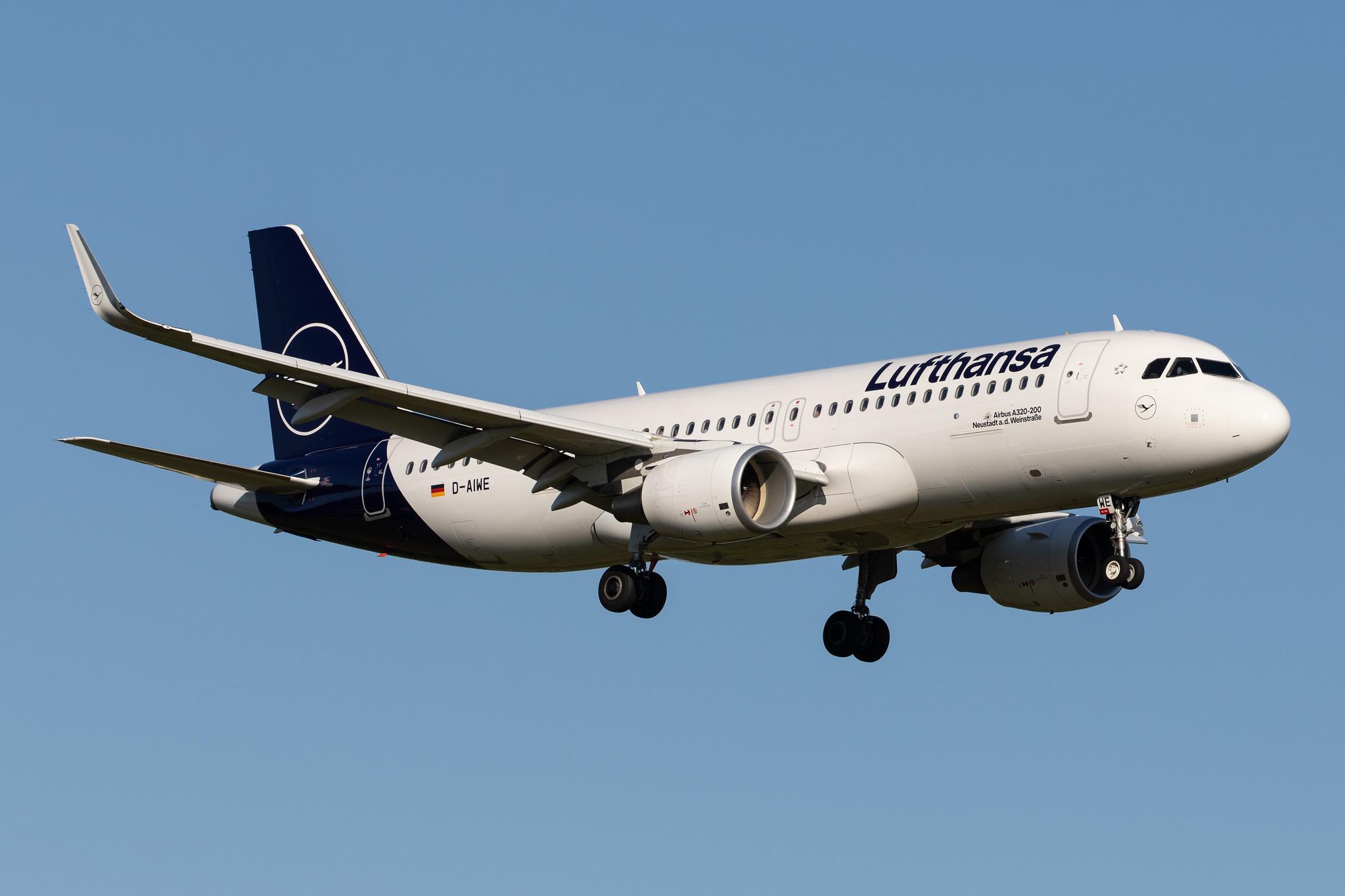 Hamburg Airport: Lufthansa (LH / DLH) |  Airbus A320-214 A320 | D-AIWE | MSN 8680