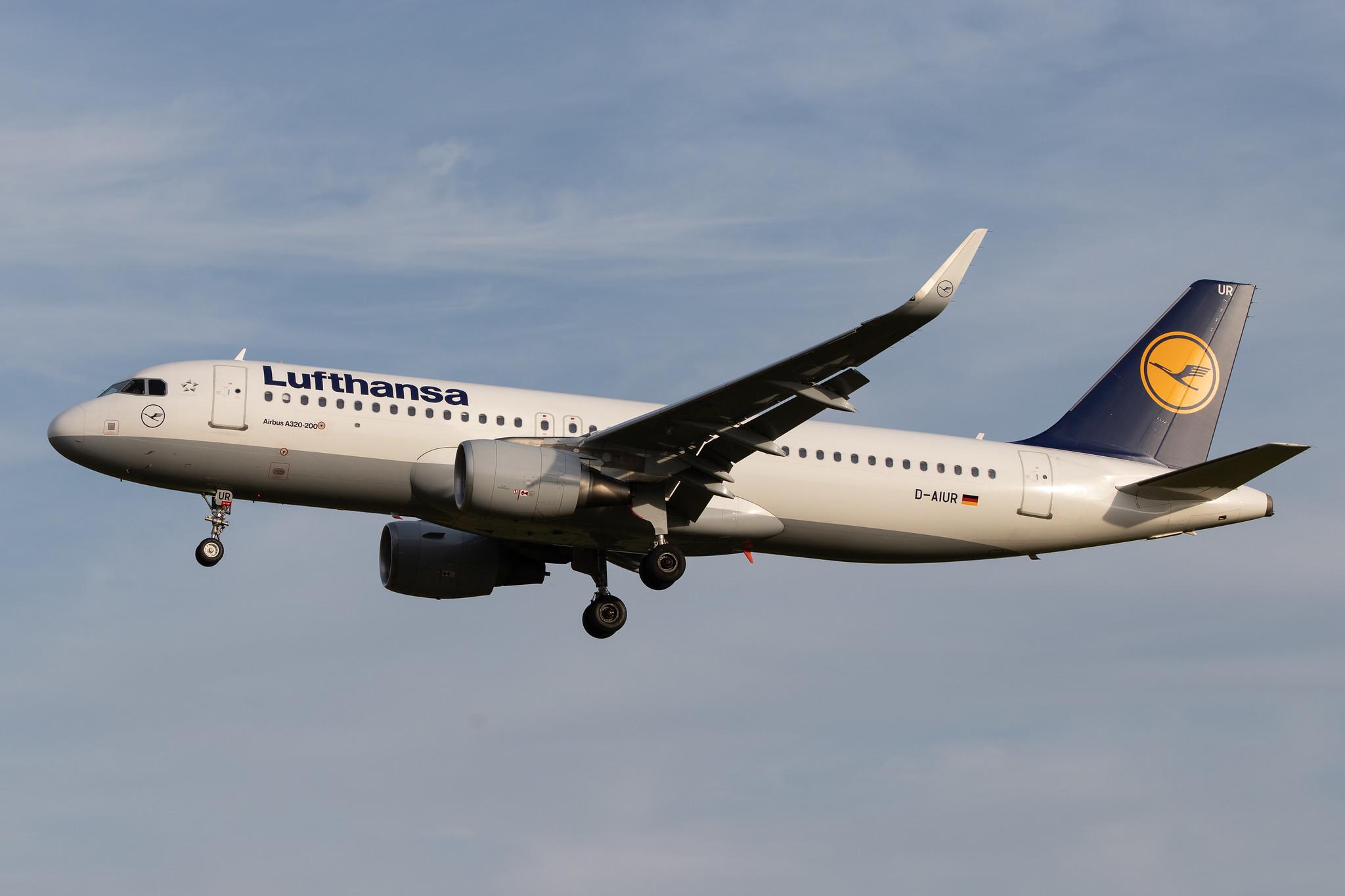 Hamburg Airport: Lufthansa (LH / DLH) | Airbus A320-214 A320 | D-AIUR | MSN 6985
