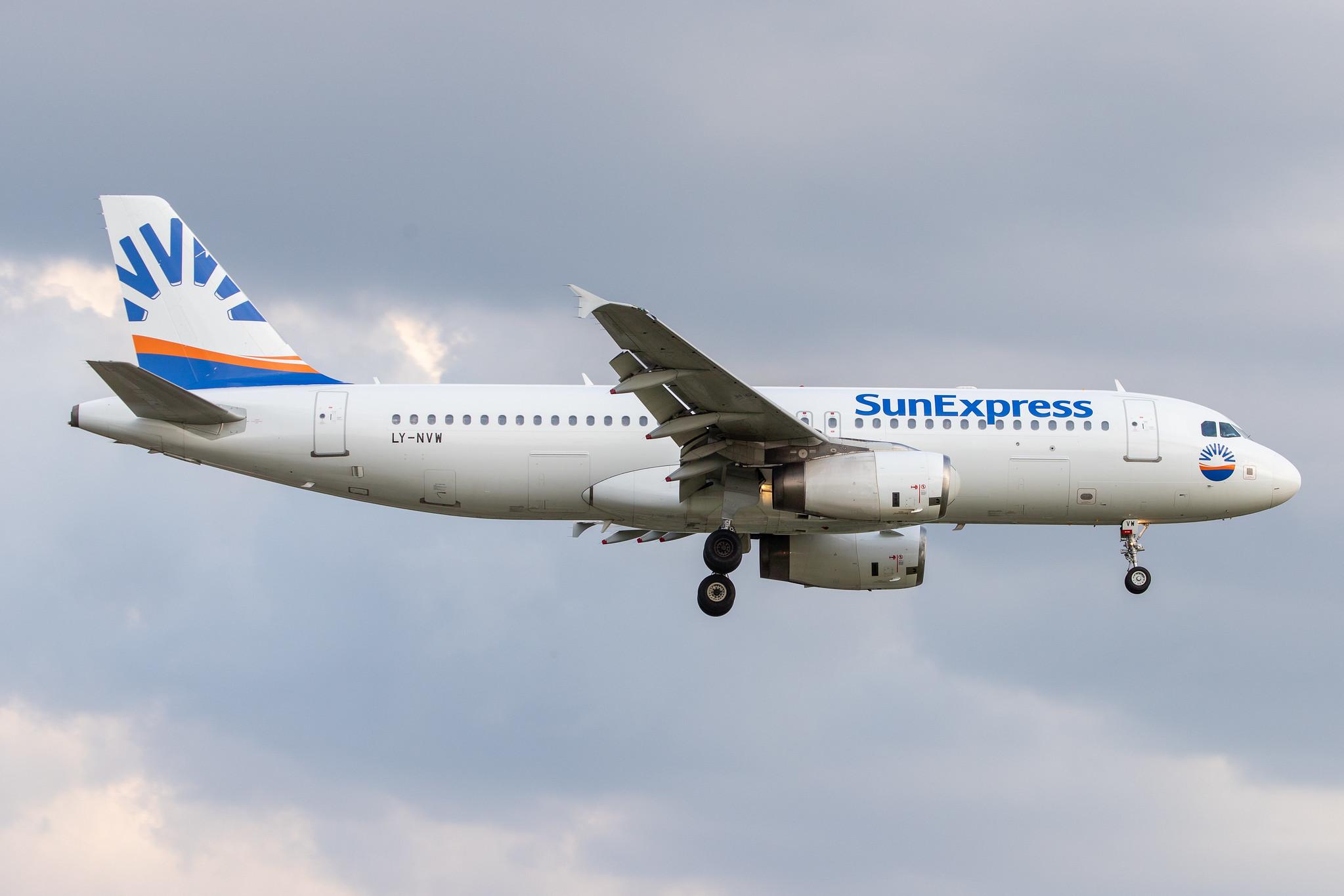 Hamburg Airport: SunExpress (XQ / SXS) | Operator: Avion Express | Airbus A320-232 A320 | LY-NVW | MSN 2173