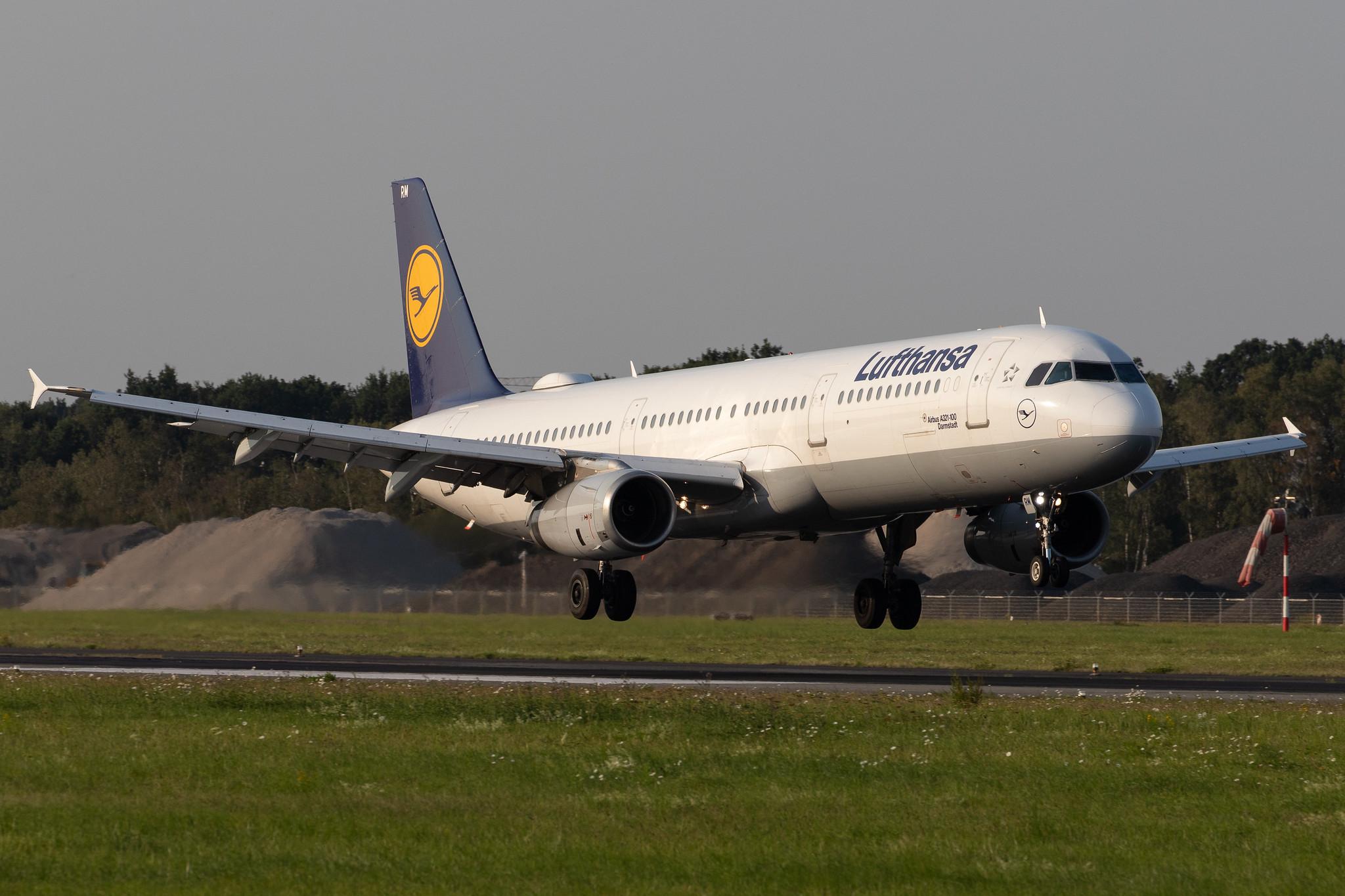 Hamburg Airport: Lufthansa (LH / DLH) |  Airbus A321-131 A321 | D-AIRM | MSN 0518
