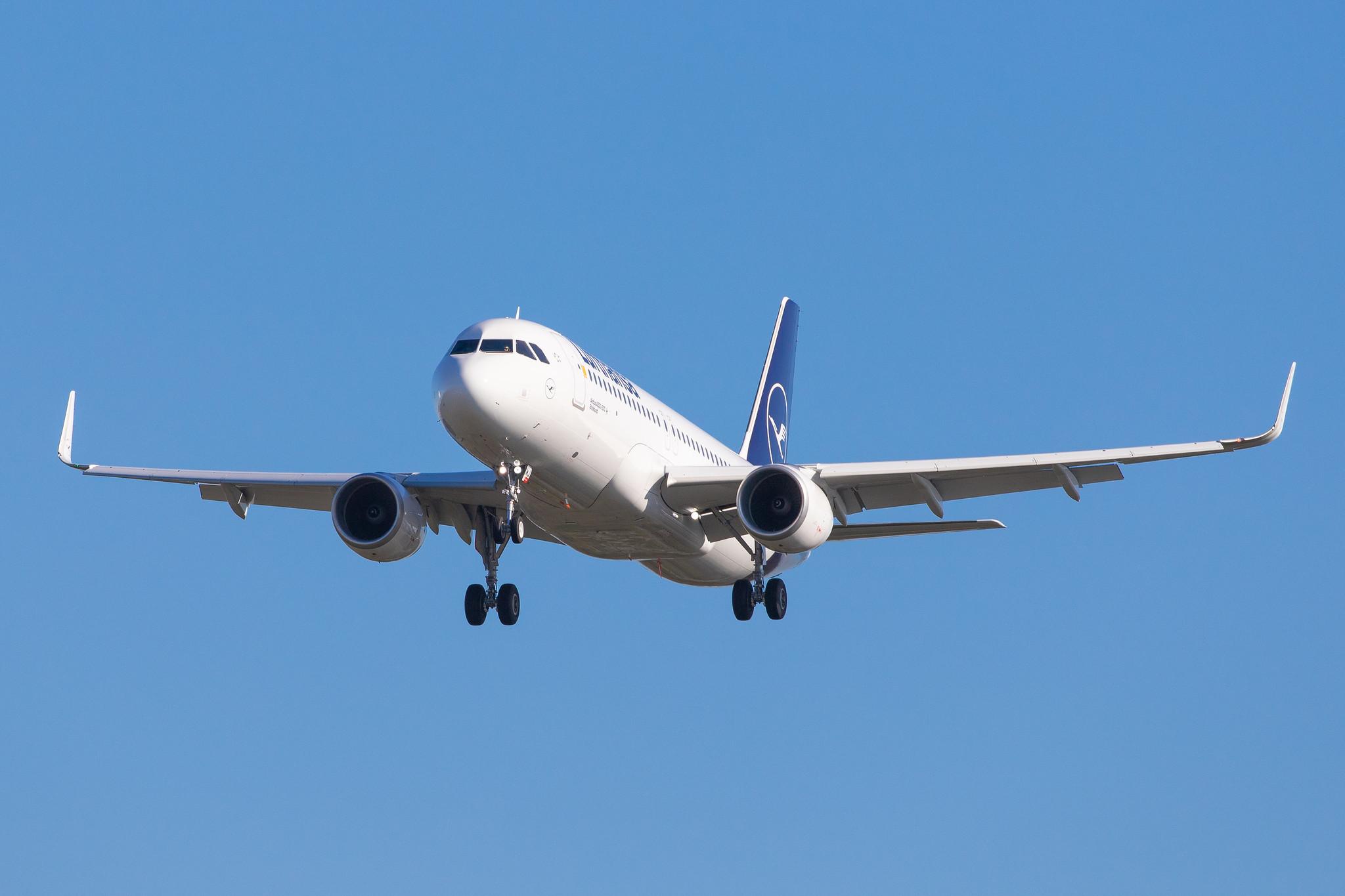 Frankfurt Airport: Lufthansa (LH / DLH) |  Airbus A320-214 A320 | D-AIWJ | MSN 9052