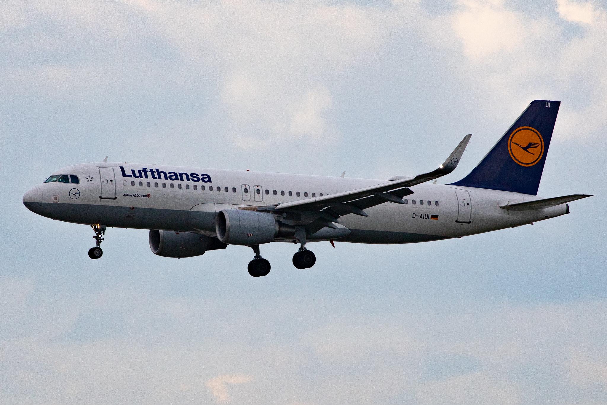 Frankfurt Airport: Lufthansa (LH / DLH) |  Airbus A320-214 A320 | D-AIUI | MSN 6265