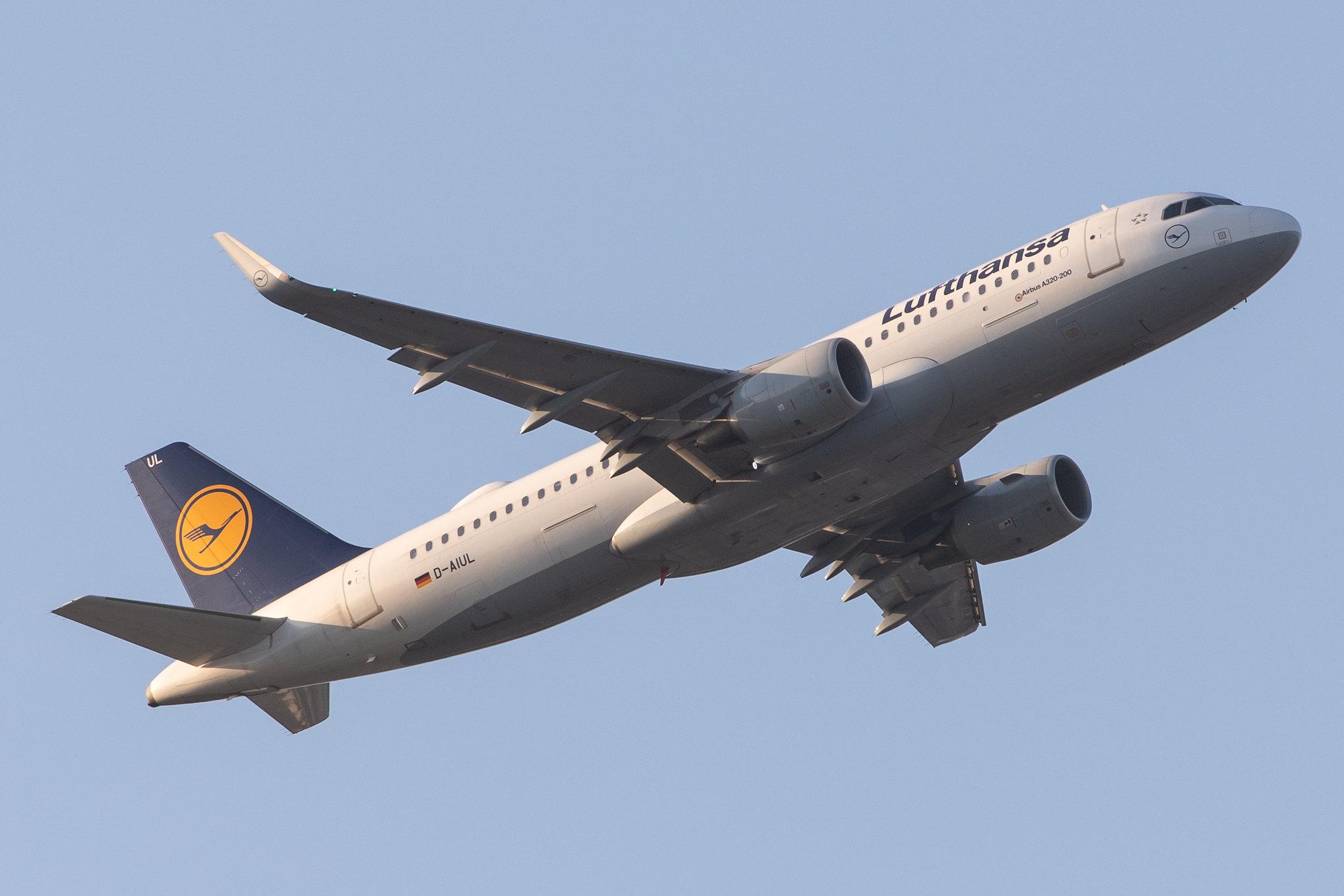 Frankfurt Airport: Lufthansa (LH / DLH) |  Airbus A320-214 A320 | D-AIUL | MSN 6521