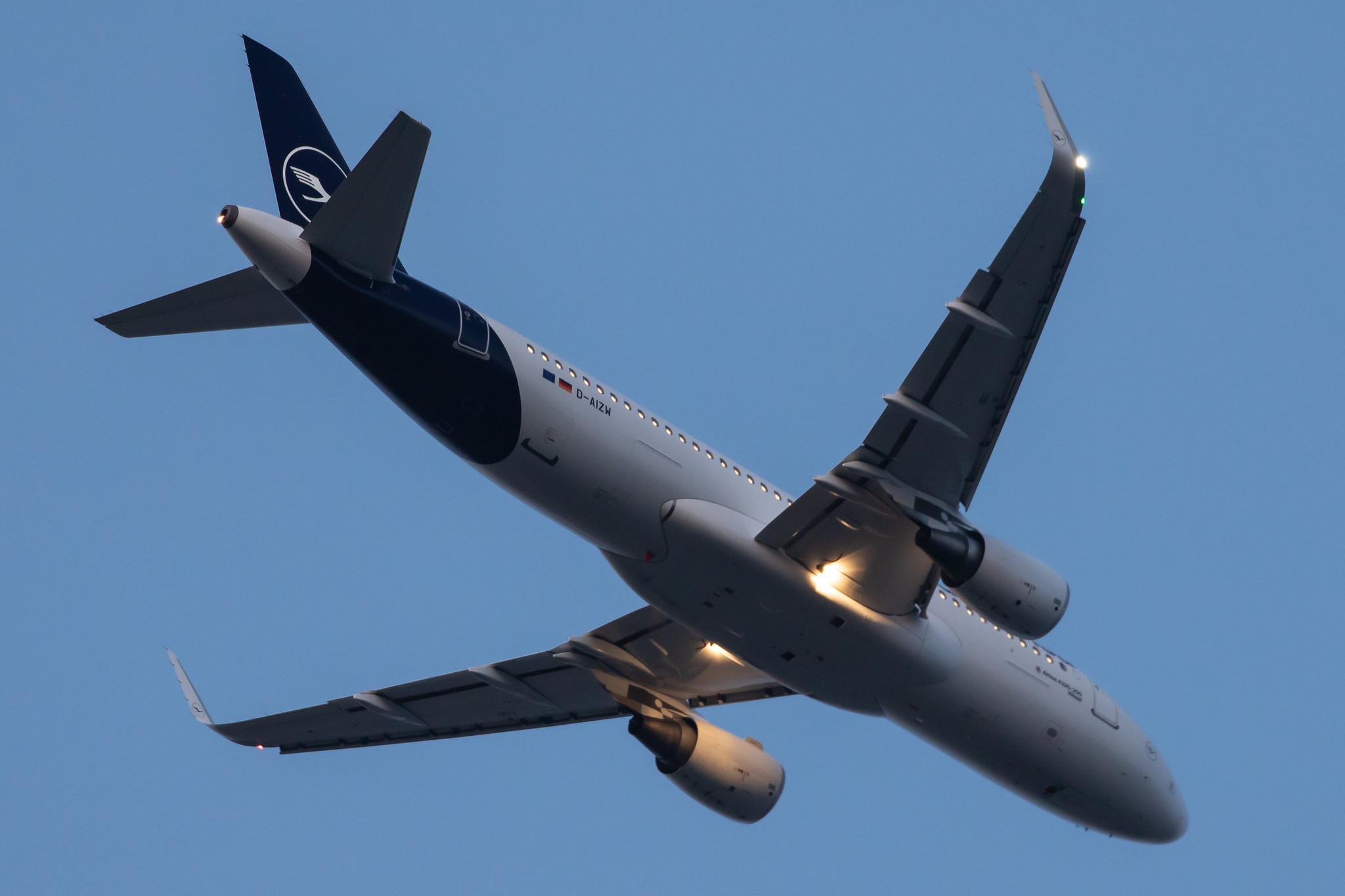 Frankfurt Airport: Lufthansa (LH / DLH) |  Airbus A320-214 A320 | D-AIZW | MSN 5694