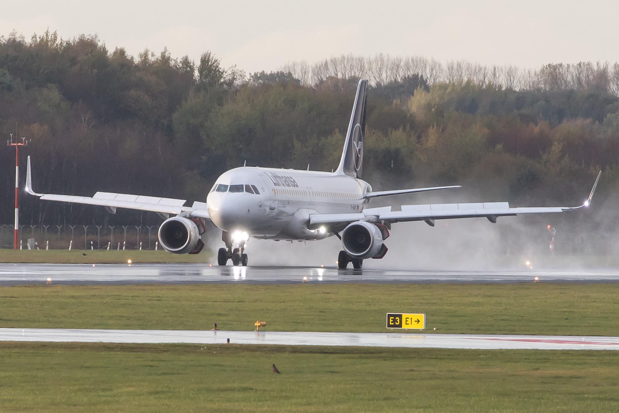 Hamburg Airport: Lufthansa (LH / DLH) |  Airbus A320-214 A320 | D-AIWE | MSN 8680