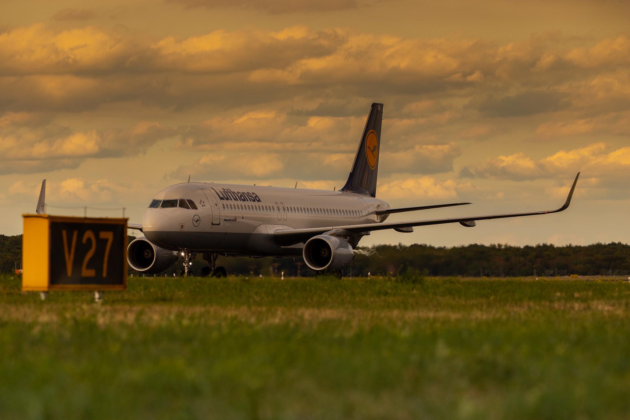 Düsseldorf Airport: Lufthansa (LH / DLH) |  Airbus A320-214 A320 | D-AIUU | MSN 7158