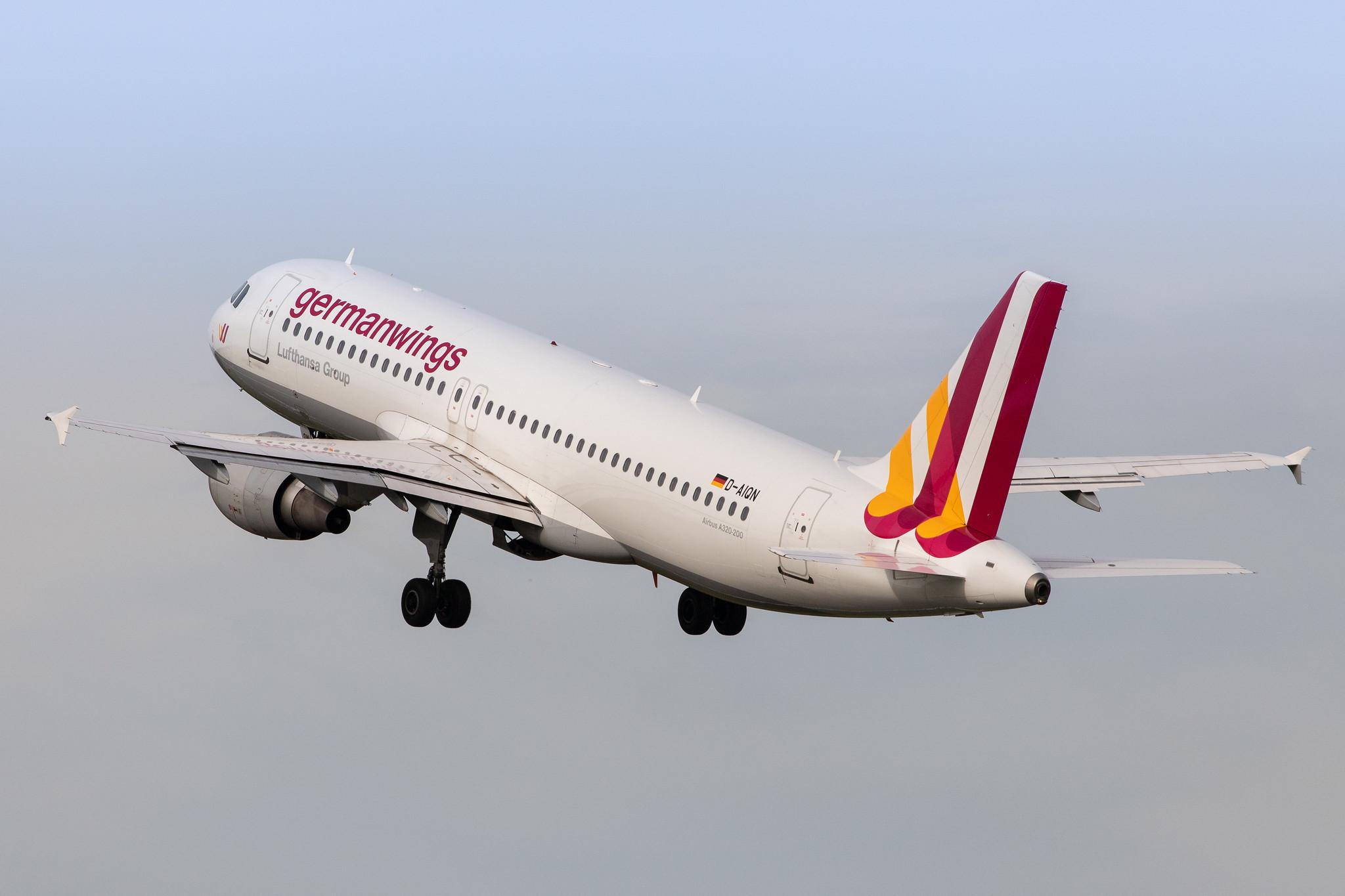 Hamburg Airport: Eurowings (EW / EWG) | Operator: Germanwings |  Airbus A320-211 A320 | D-AIQN | MSN 0269