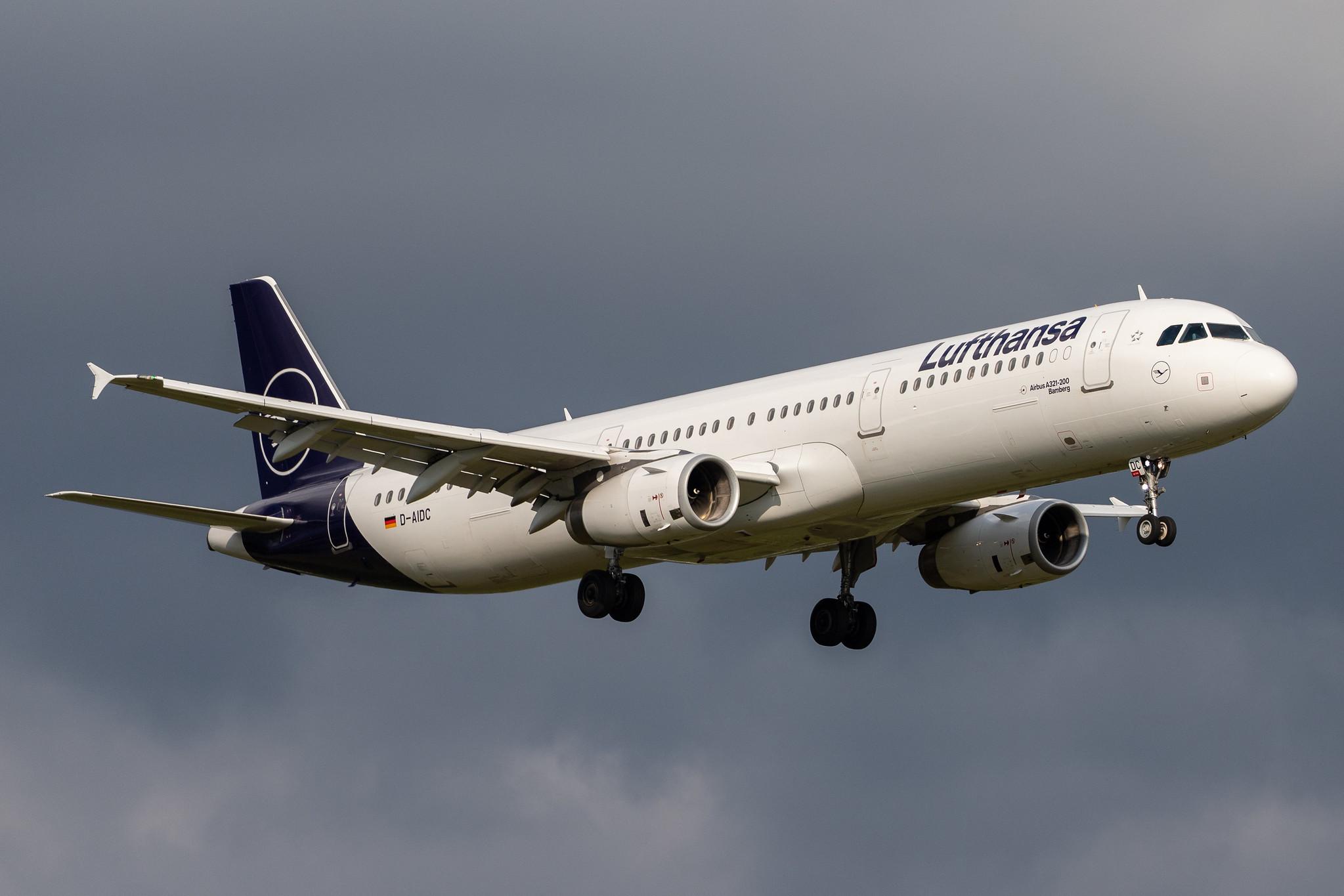 Hamburg Airport: Lufthansa (LH / DLH) |  Airbus A321-231 A321 | D-AIDC | MSN 4560