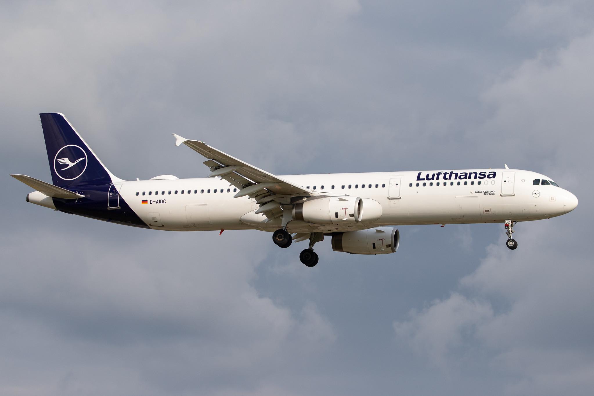 Hamburg Airport: Lufthansa (LH / DLH) |  Airbus A321-231 A321 | D-AIDC | MSN 4560