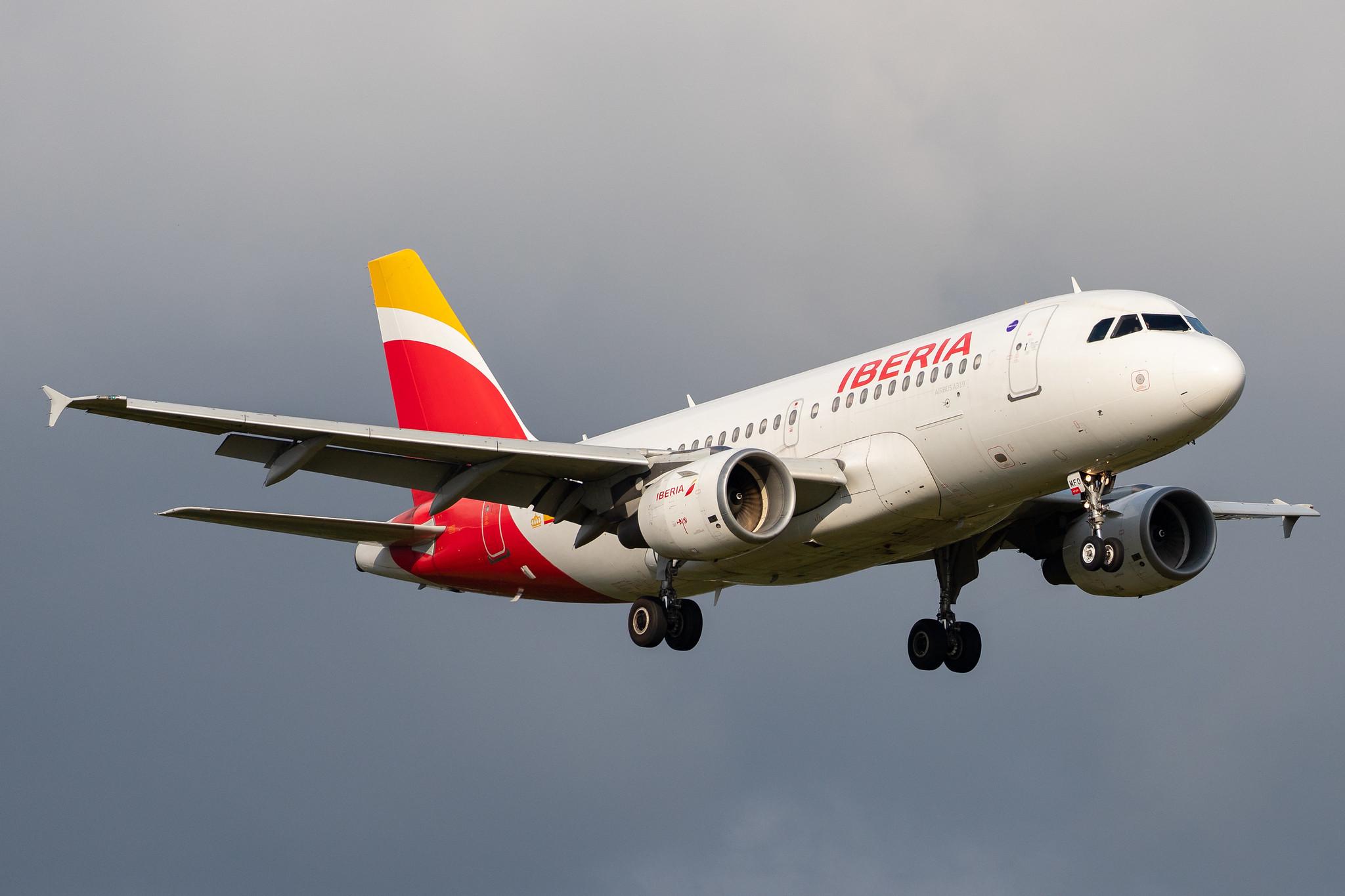 Hamburg Airport: Iberia (IB / IBE) |  Airbus A319-111 A319 | EC-MFO | MSN 0938