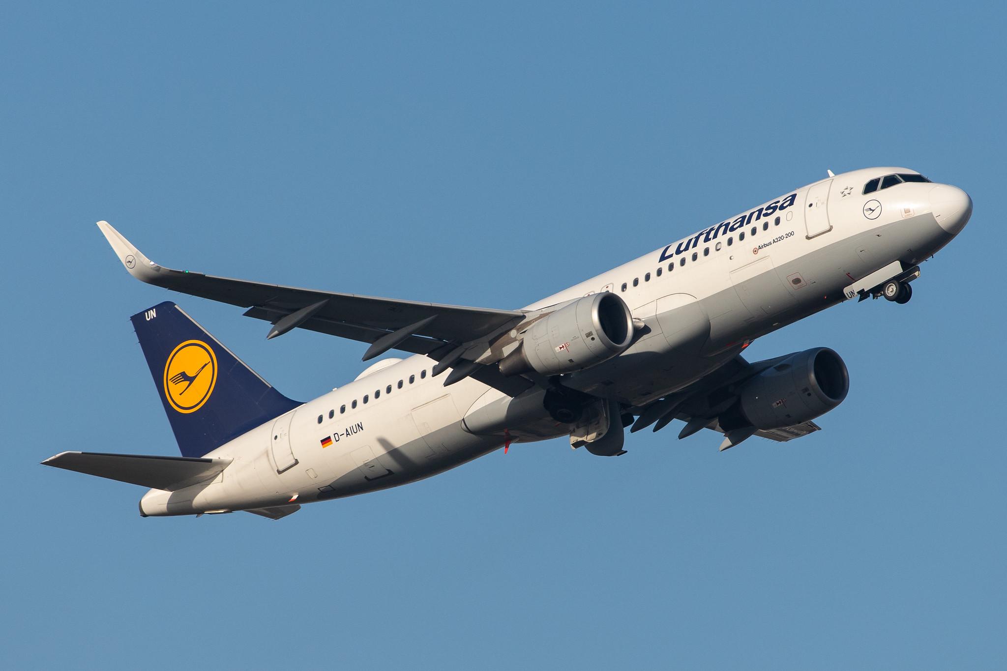 London Heathrow Airport: Lufthansa (LH / DLH) |  Airbus A320-214 A320 | D-AIUN | MSN 6549