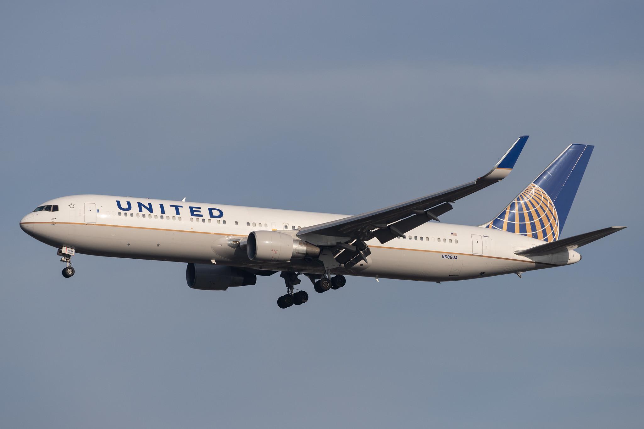 London Heathrow Airport: United Airlines (UA / UAL) |  Boeing 767-3CB(ER) B763 | N686UA | MSN 33468