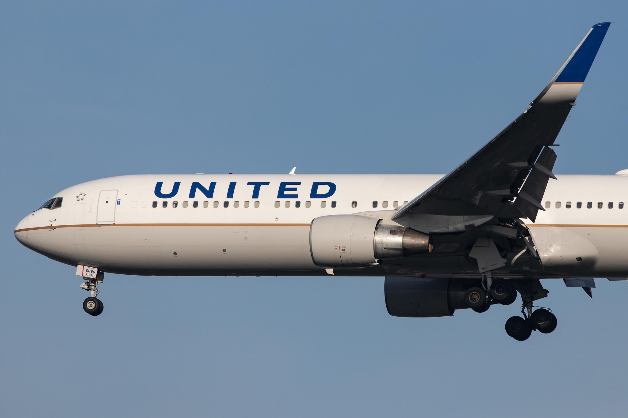 London Heathrow Airport: United Airlines (UA / UAL) |  Boeing 767-3CB(ER) B763 | N686UA | MSN 33468