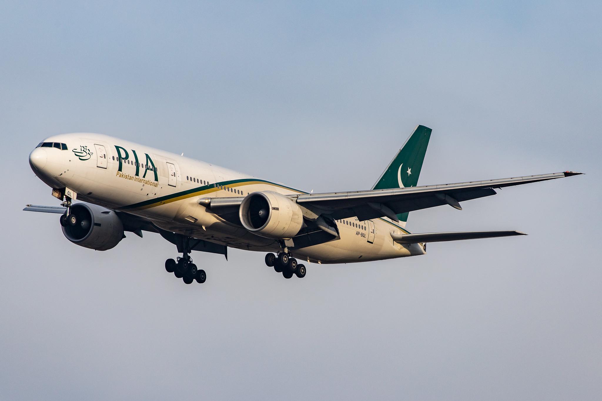 London Heathrow Airport: Pakistan International Airlines (PK / PIA) |  Boeing 777-240(ER) B772 | AP-BGL | MSN 33777