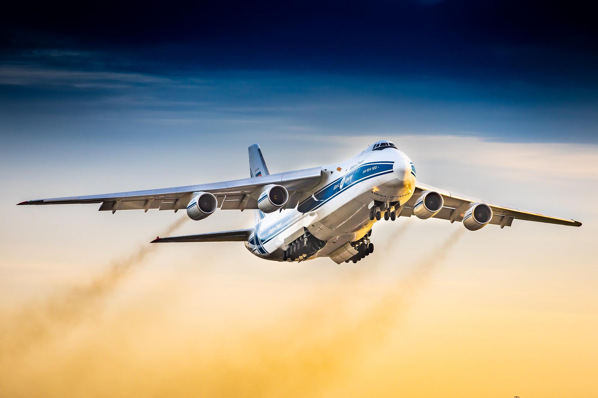 Hamburg Airport: Volga-Dnepr Airlines (VI / VDA) |  Antonov An-124 A124 | RA-82043 | MSN 9773054155101