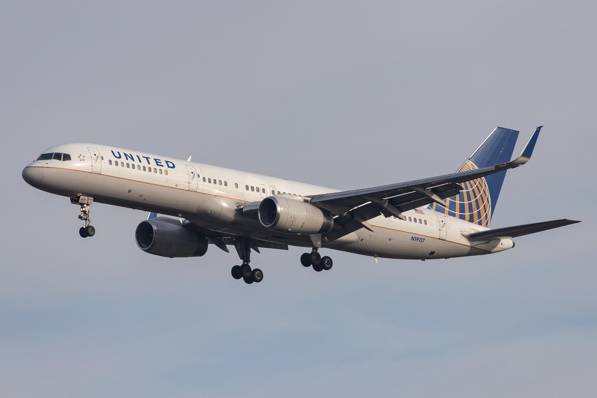 London Heathrow Airport: United Airlines (UA / UAL) |  Boeing 757-224 B752 | N19117 | MSN 27559