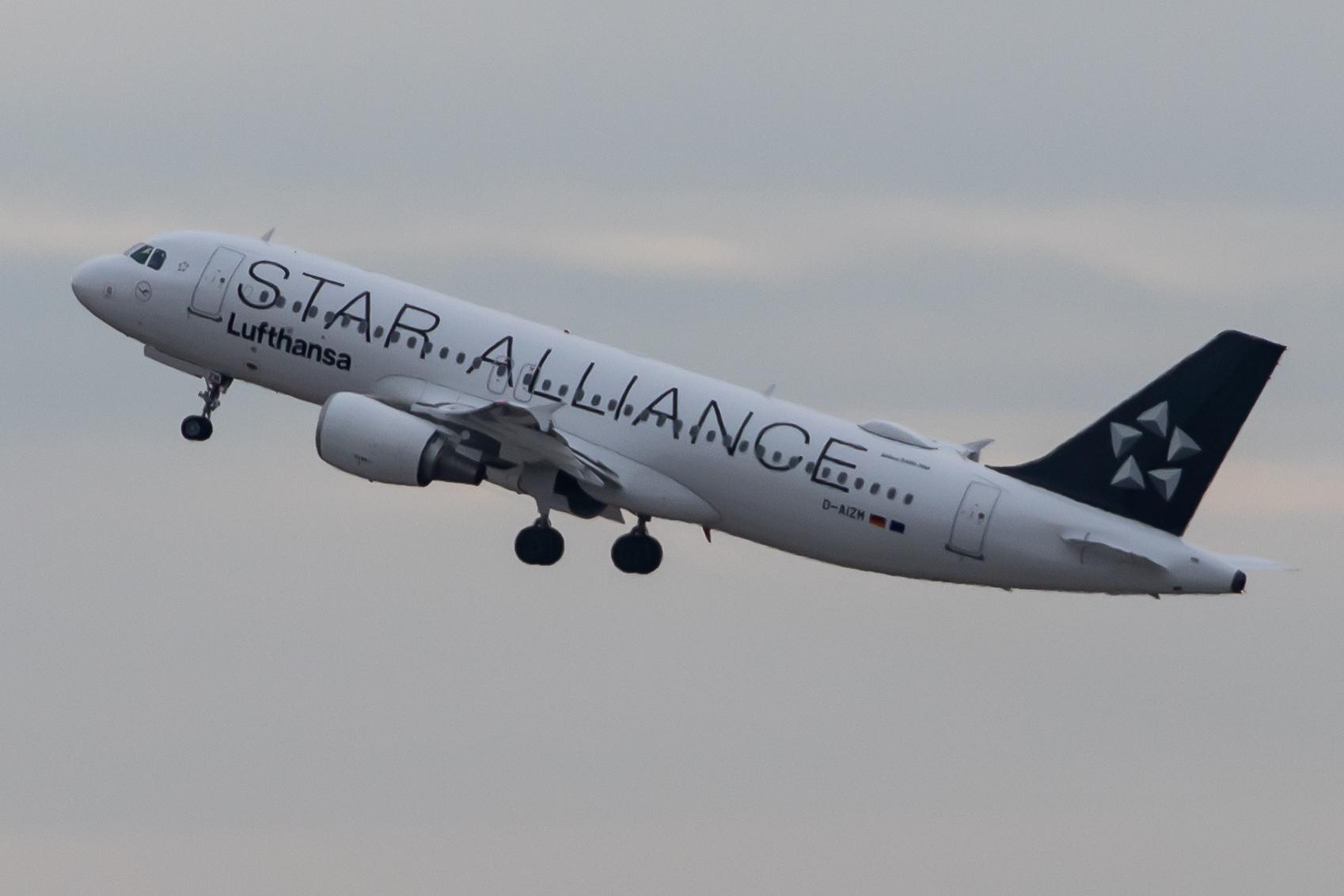 Munich Airport: Lufthansa (LH / DLH) |  Livery: Star Alliance Livery |  Airbus A320-214 A320 | D-AIZM | MSN 5203