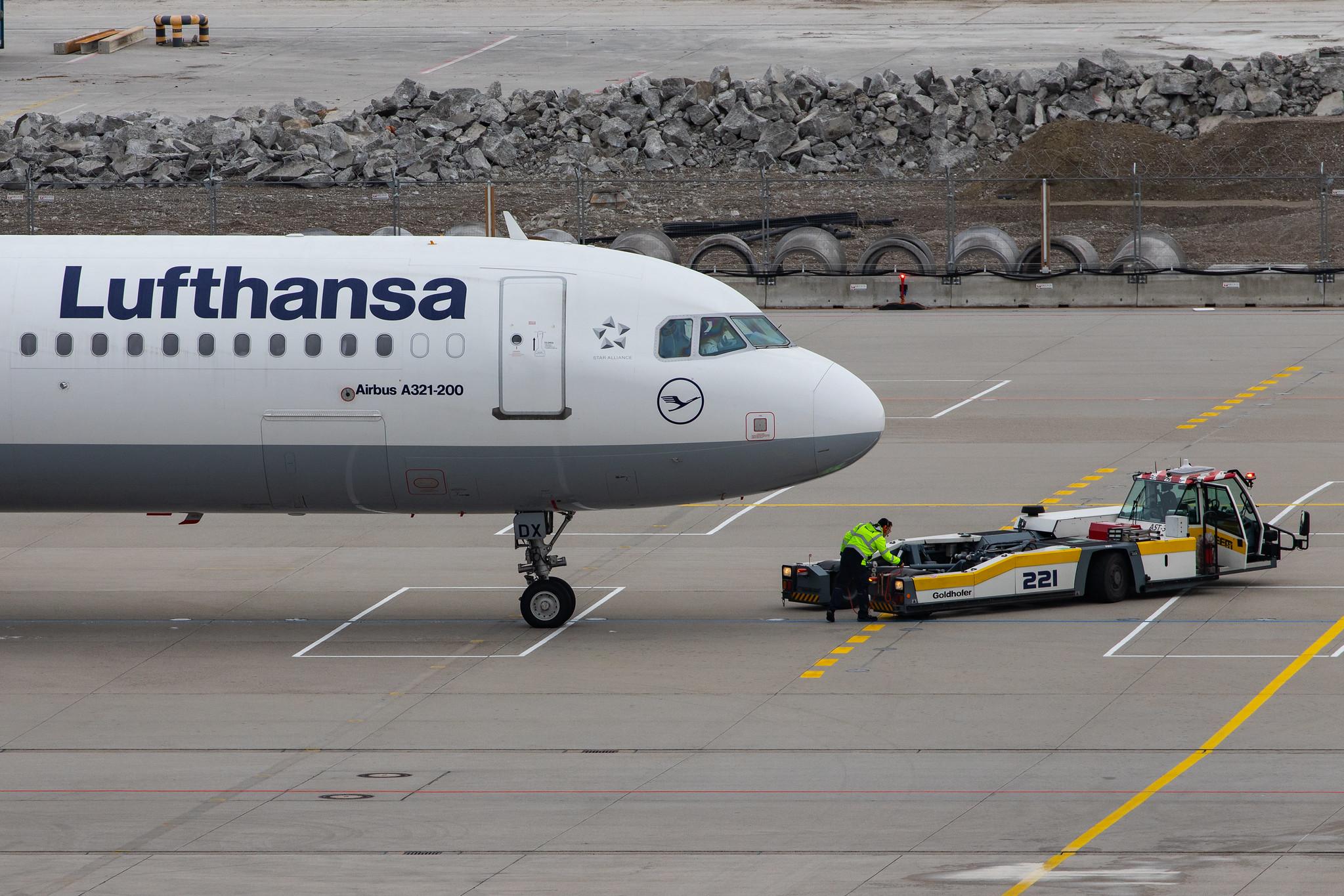 Munich Airport: Lufthansa (LH / DLH) |  Airbus A321-231 A321 | D-AIDX | MSN 6451
