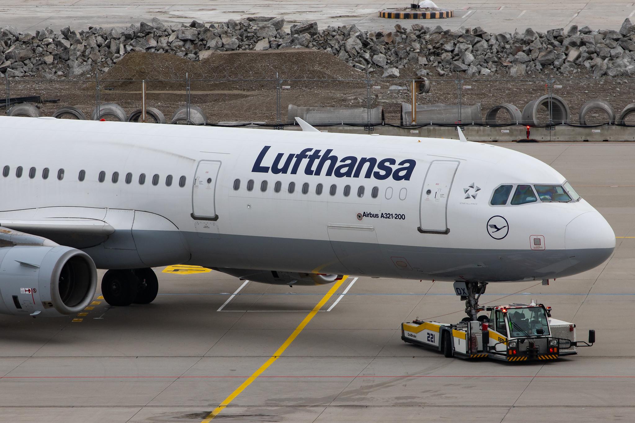Munich Airport: Lufthansa (LH / DLH) |  Airbus A321-231 A321 | D-AIDX | MSN 6451