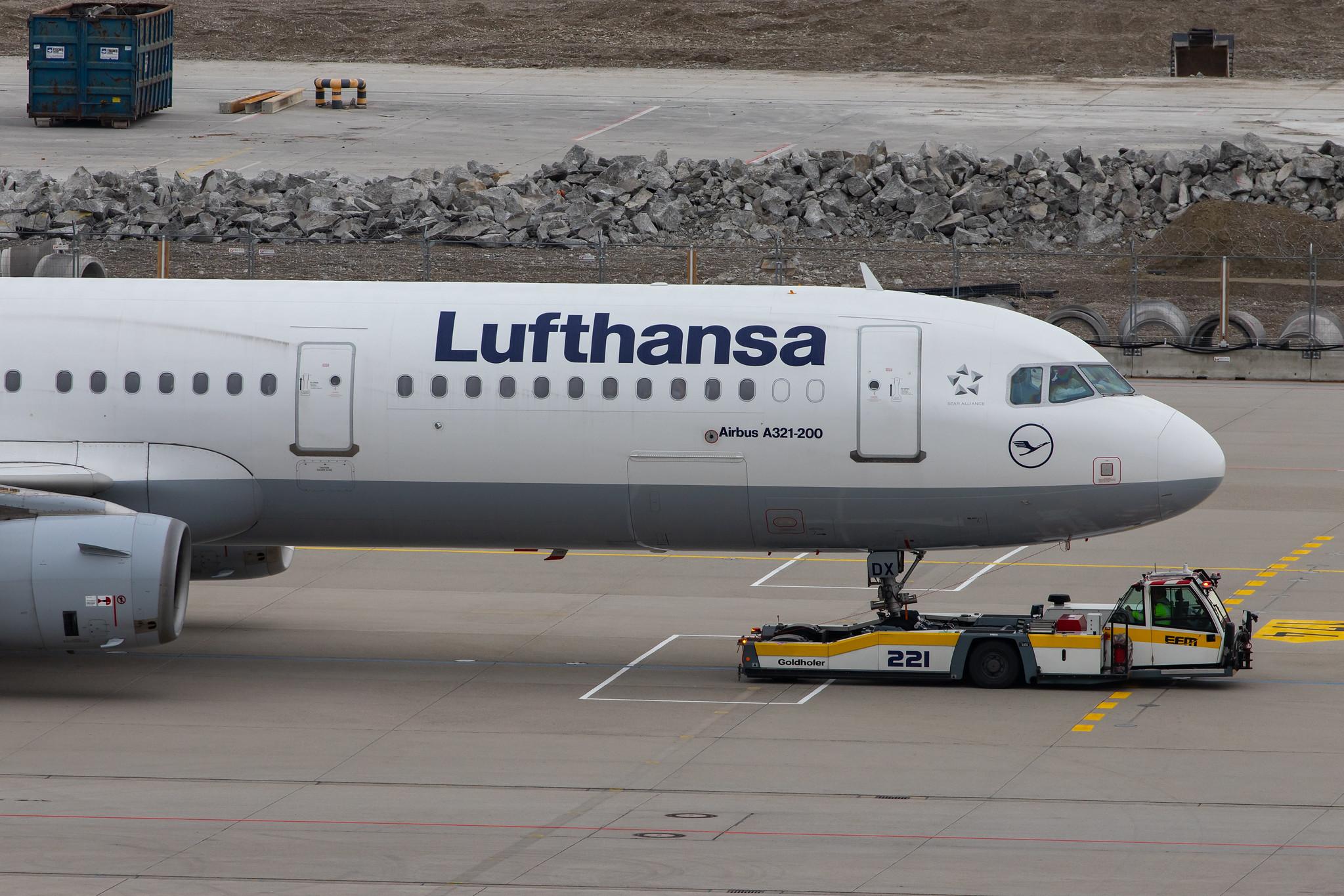 Munich Airport: Lufthansa (LH / DLH) |  Airbus A321-231 A321 | D-AIDX | MSN 6451
