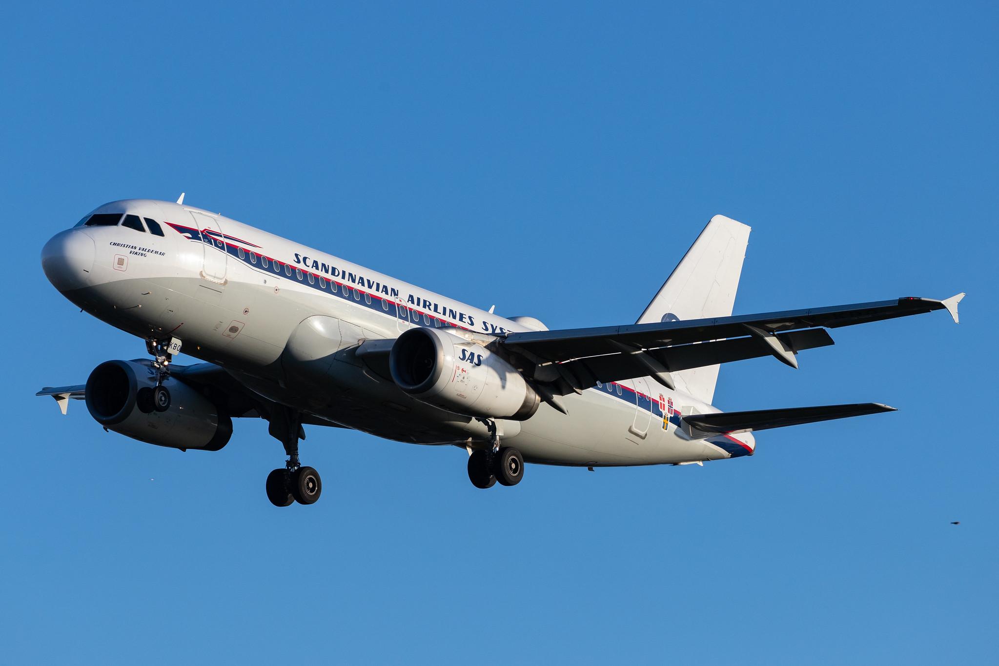 London Heathrow Airport: SAS (SK / SAS) |  Livery: Retro Livery |  Airbus A319-132 A319 | OY-KBO | MSN 2850
