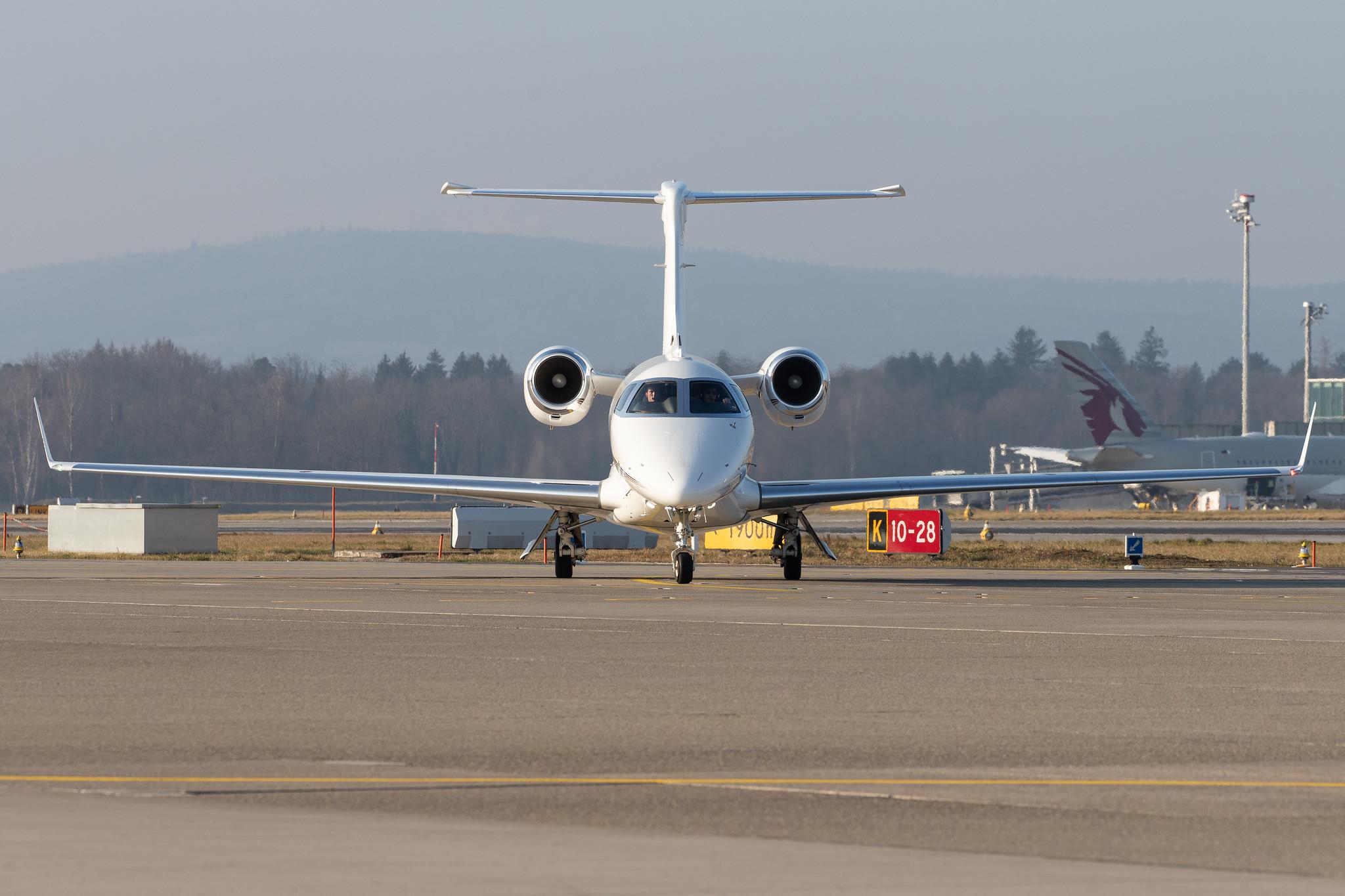 Flughafen Zürich: Netjets Europe (/ NJE) | Operator: NetJets |  Embraer Phenom 300 E55P | CS-PHC | MSN 50500214