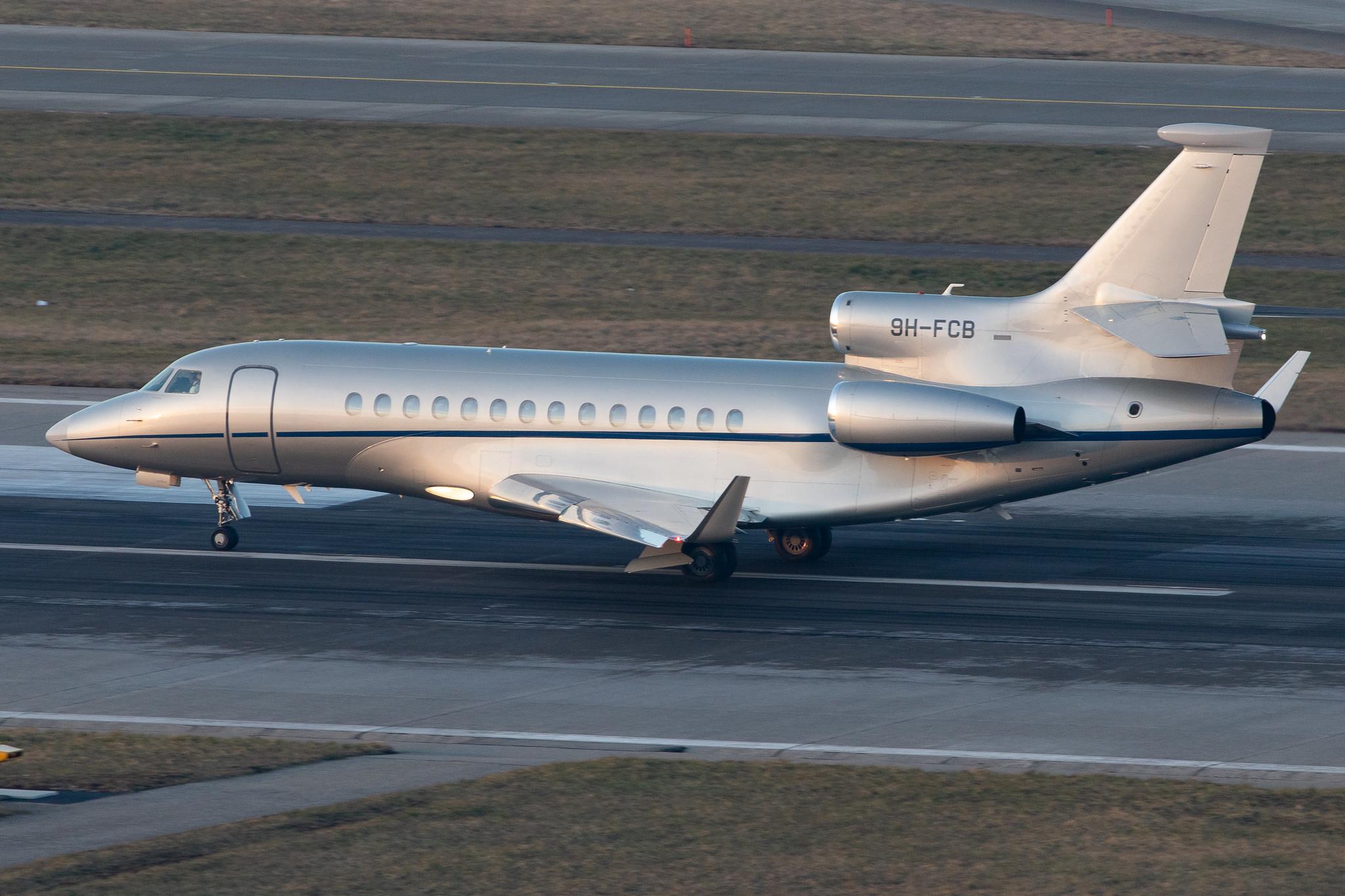 Flughafen Zürich: Albinati Aeronautics |  Dassault Falcon 7X FA7X | 9H-FCB | MSN 34