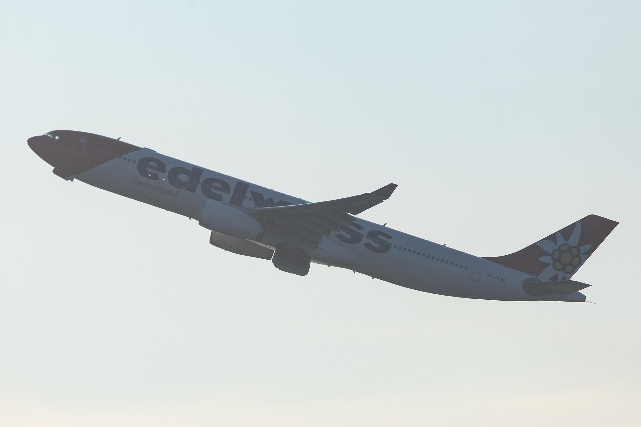 Flughafen Zürich: Edelweiss Air (WK / EDW) |  Airbus A330-343 A333 | HB-JHR | MSN 1711