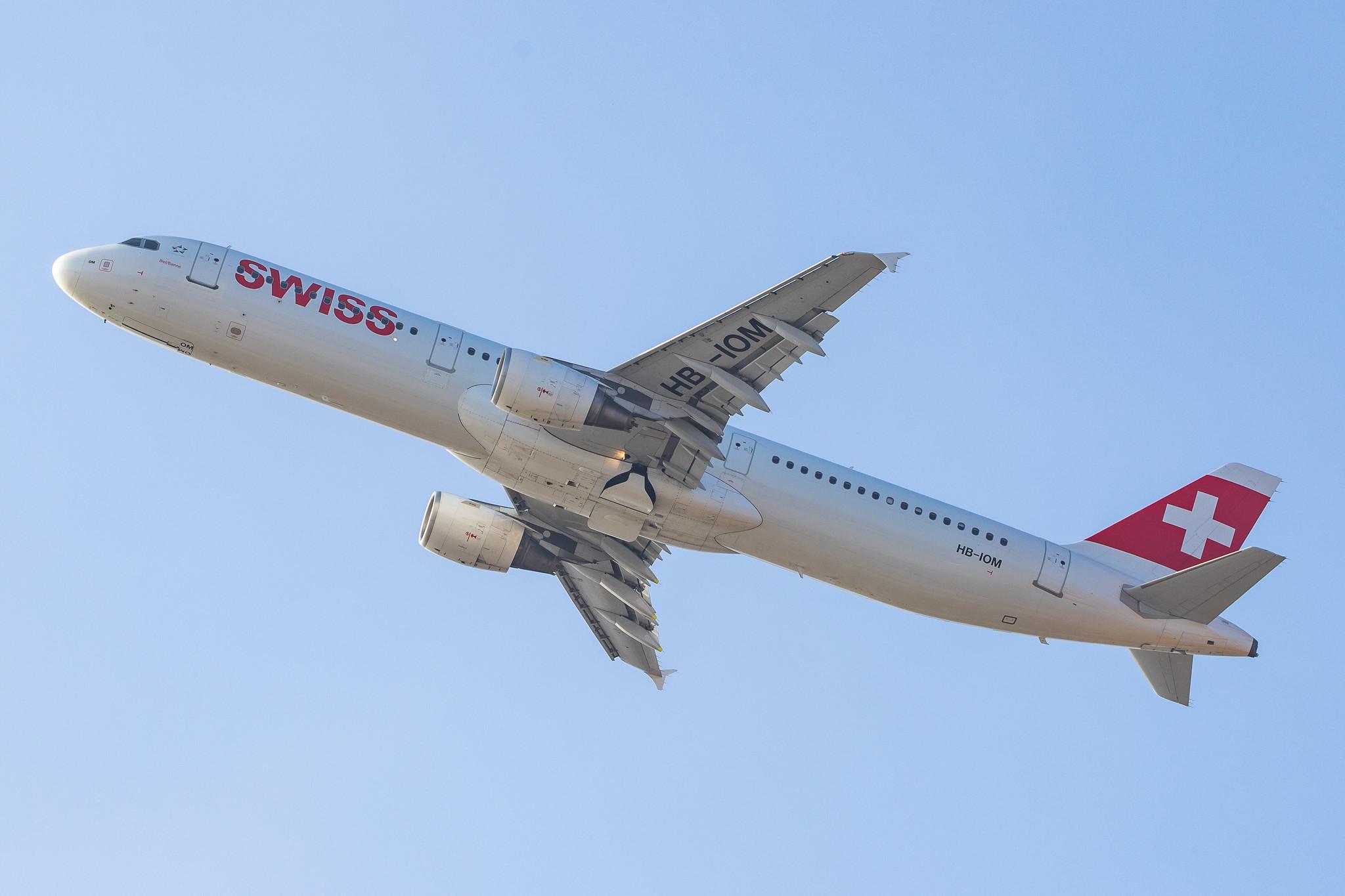 Flughafen Zürich: Swiss (LX / SWR) |  Airbus A321-212 A321 | HB-IOM | MSN 4534