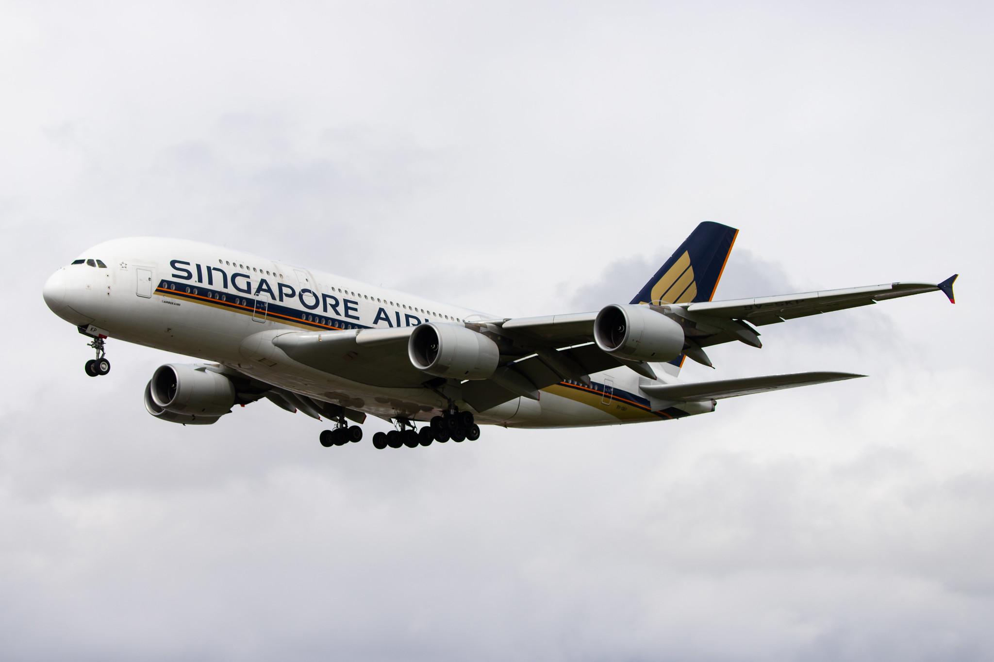 London Heathrow Airport: Singapore Airlines (SQ / SIA) |  Airbus A380-841 A388 | 9V-SKP | MSN 076