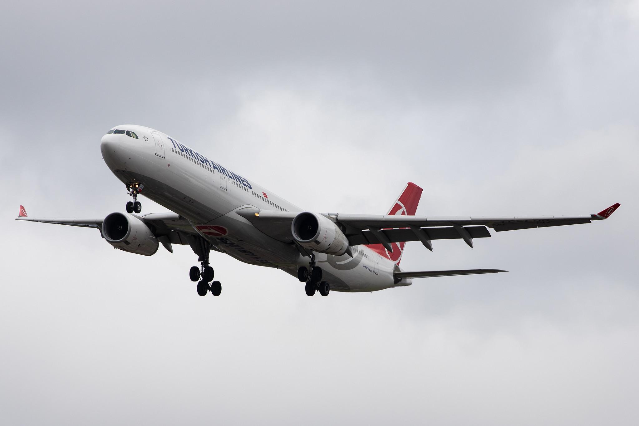 London Heathrow Airport: Turkish Airlines (TK / THY) |  Airbus A330-343 A333 | TC-LOG | MSN 1651