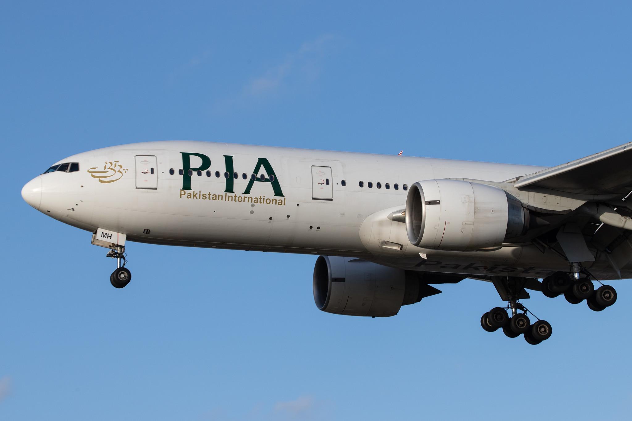 London Heathrow Airport: Pakistan International Airlines (PK / PIA) |  Boeing 777-2Q8(ER) B772 | AP-BMH | MSN 32717