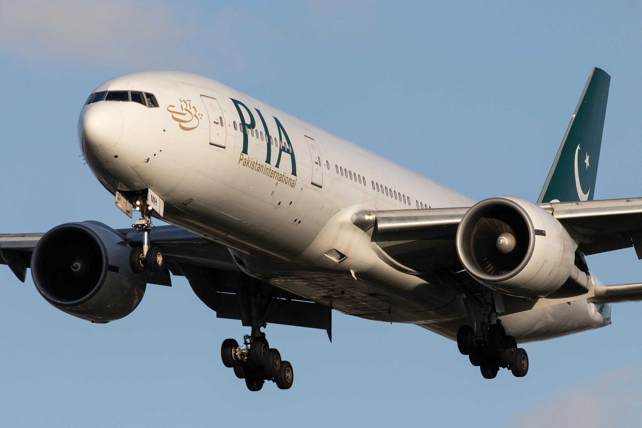 London Heathrow Airport: Pakistan International Airlines (PK / PIA) |  Boeing 777-2Q8(ER) B772 | AP-BMH | MSN 32717