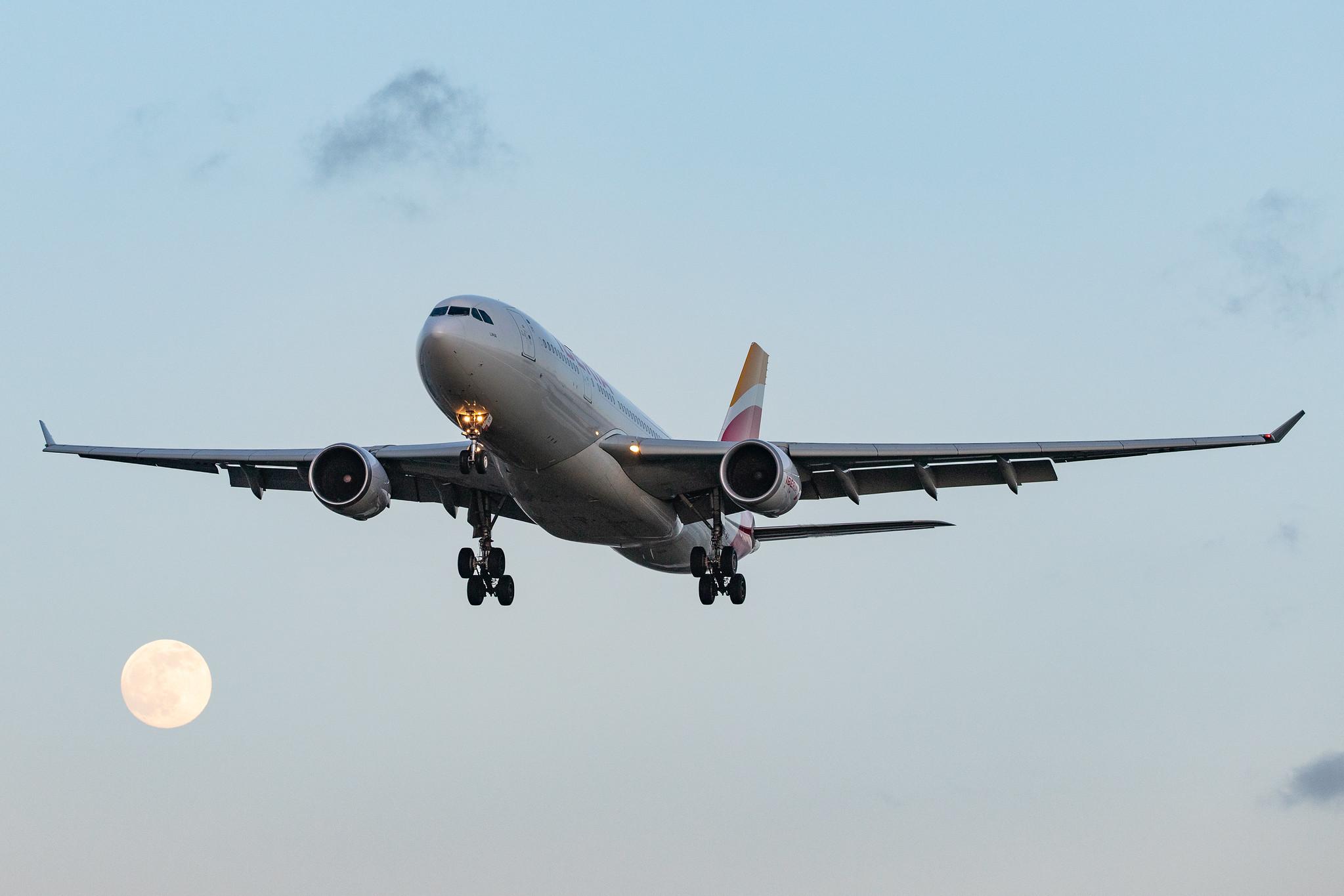 London Heathrow Airport: Iberia (IB / IBE) |  Airbus A330-202 A332 | EC-MLP | MSN 1740