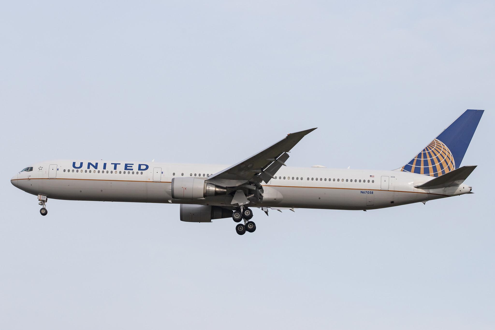London Heathrow Airport: United Airlines (UA / UAL) |  Boeing 767-424(ER) B764 | N67058 | MSN 29453