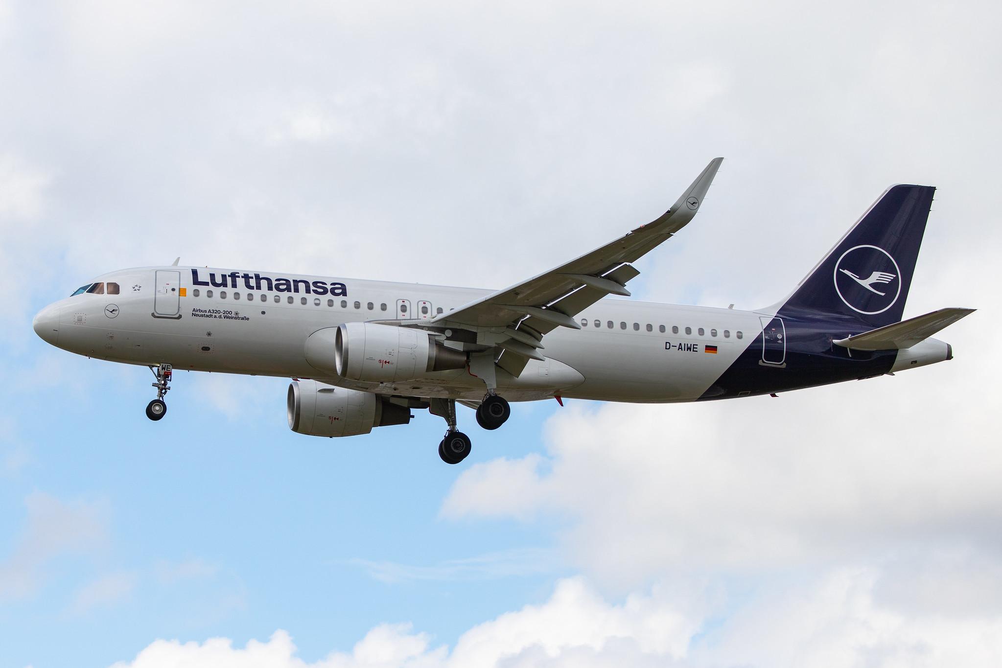 London Heathrow Airport: Lufthansa (LH / DLH) |  Airbus A320-214 A320 | D-AIWE | MSN 8680