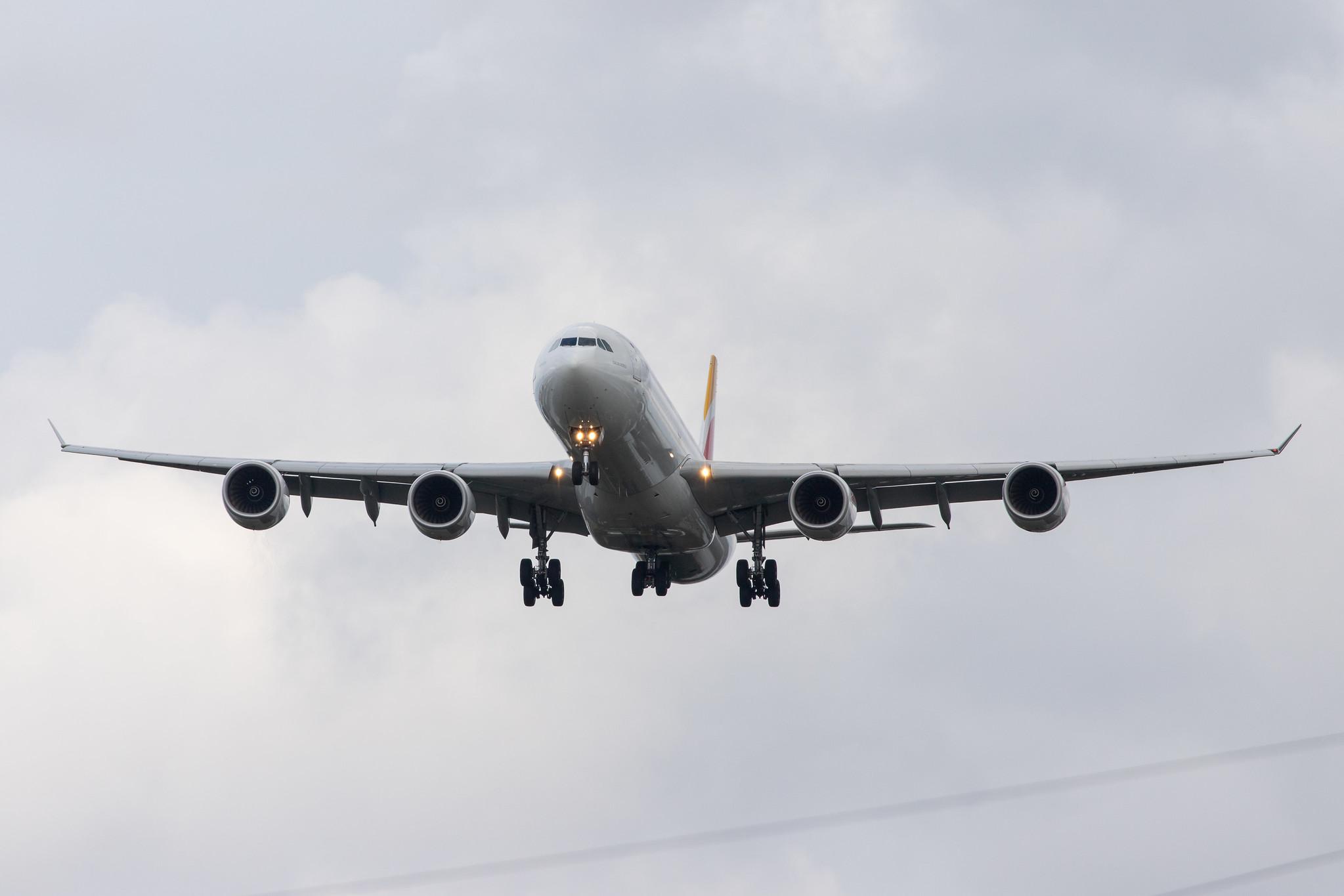 London Heathrow Airport: Iberia (IB / IBE) |  Airbus A340-642 A346 | EC-JBA | MSN 0606