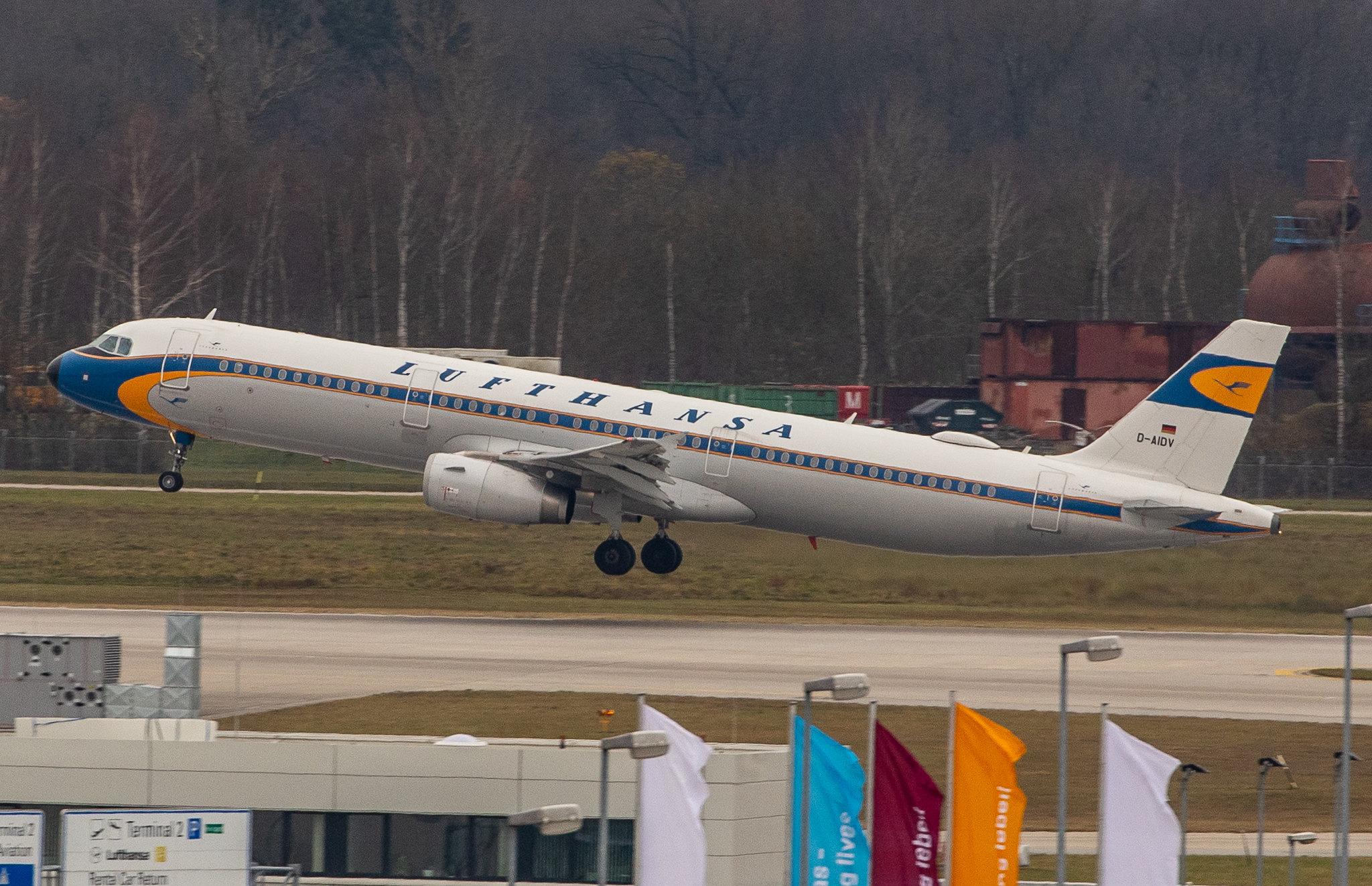 Munich Airport: Lufthansa (LH / DLH) |  Livery: Retro livery |  Airbus A321-231 A321 | D-AIDV | MSN 5413
