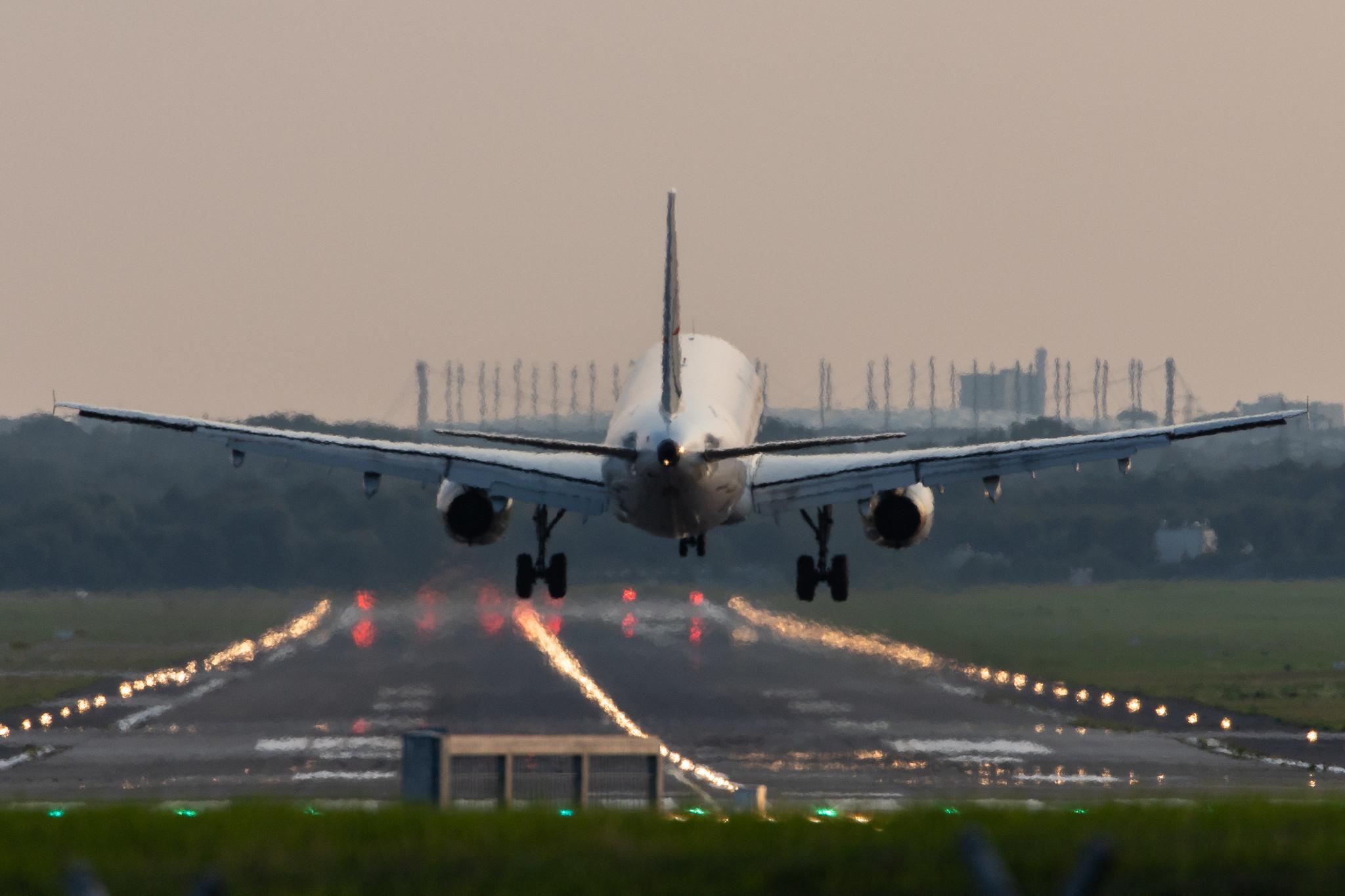 Hamburg Airport: Onur Air (8Q / OHY) | Operator: Avion Express |  Airbus A321-231 A321 | LY-NVQ | MSN 1946
