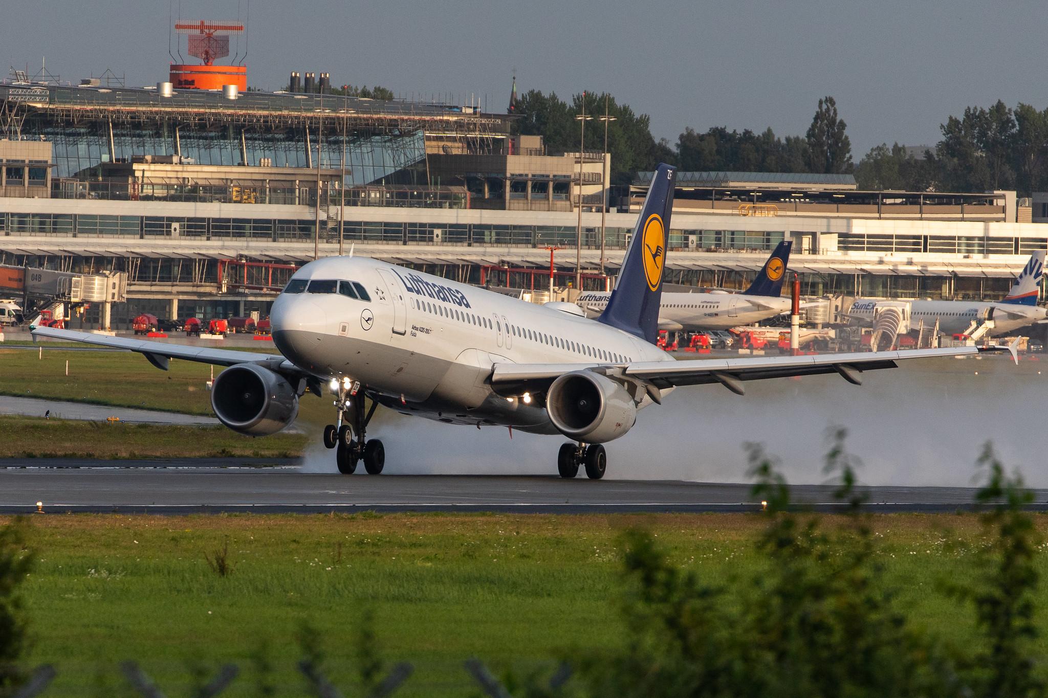 Hamburg Airport: Lufthansa (LH / DLH) |  Airbus A320-214 A320 | D-AIZF | MSN 4289