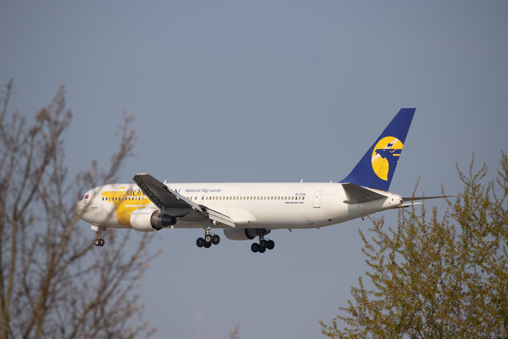 Flugplatz Hamburg-Finkenwerder: MIAT Mongolian Airlines (OM / MGL) |  Boeing 767-3BG(ER) B763 | EI-FGN | MSN 30564