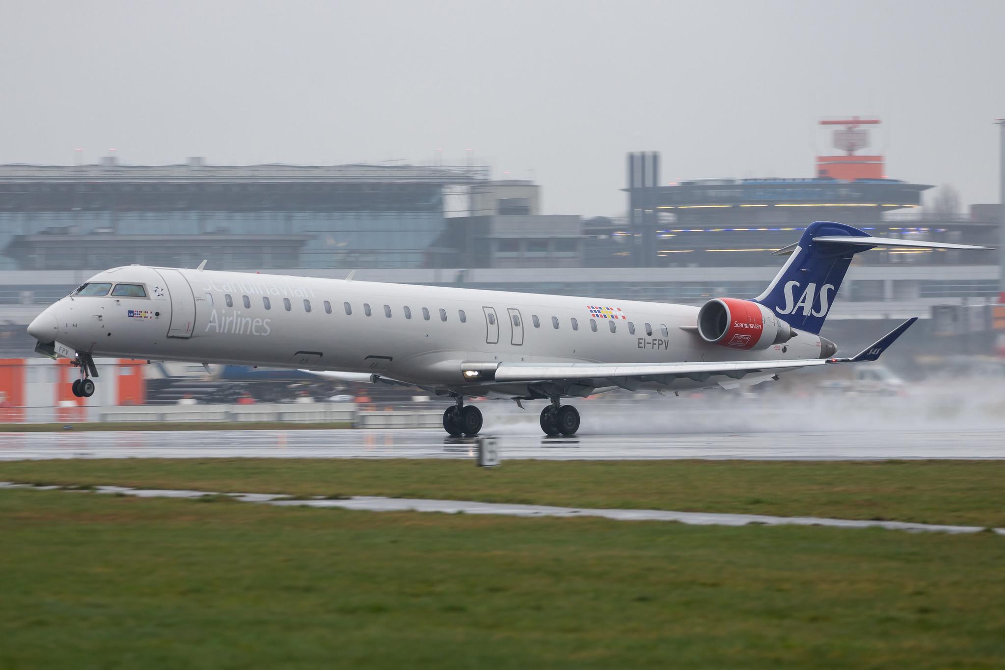 Hamburg Airport Apron: SAS (SK / SAS) | Operator: Cityjet |  Bombardier CRJ-900LR CRJ9 | EI-FPV | MSN 15440