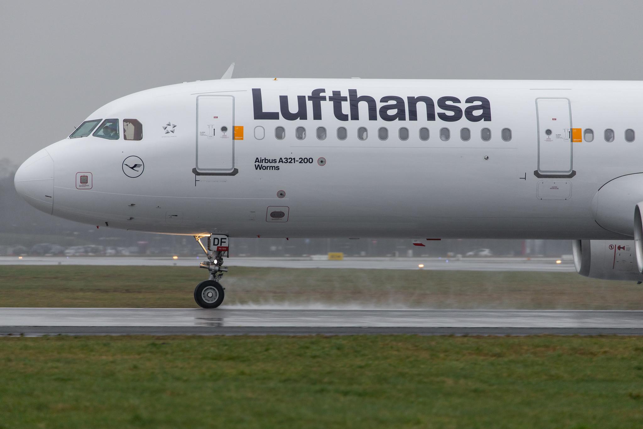 Hamburg Airport Apron: Lufthansa (LH / DLH) |  Airbus A321-231 A321 | D-AIDF | MSN 4626