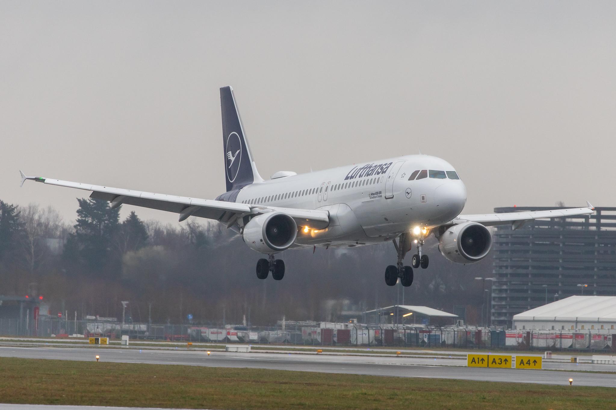 Hamburg Airport Apron: Lufthansa (LH / DLH) |  Airbus A320-214 A320 | D-AIZD | MSN 4191