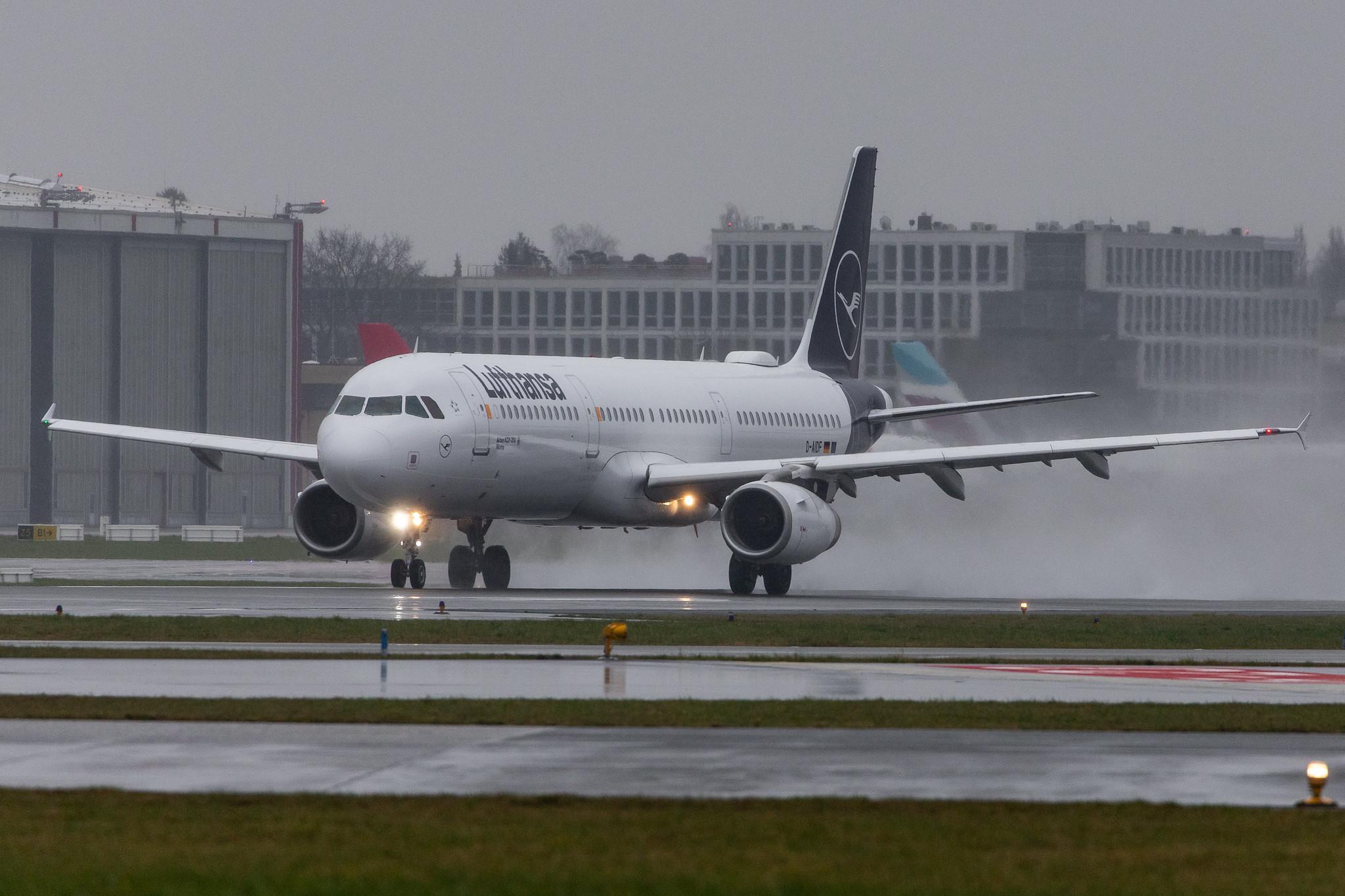 Hamburg Airport Apron: Lufthansa (LH / DLH) |  Airbus A321-231 A321 | D-AIDF | MSN 4626