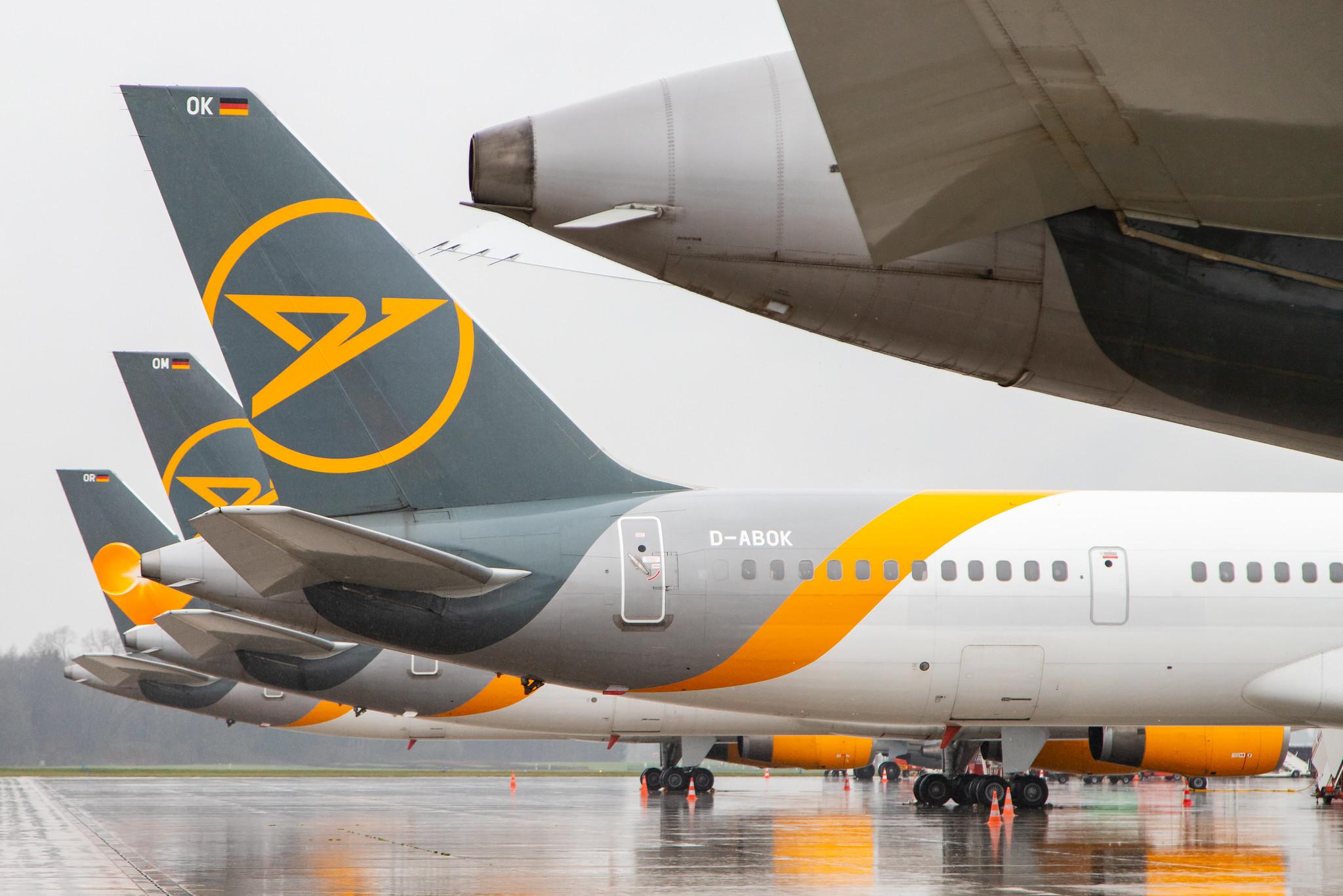 Hamburg Airport Apron: Condor (DE / CFG) |  Boeing 757-330 B753 | D-ABOK | MSN 29020