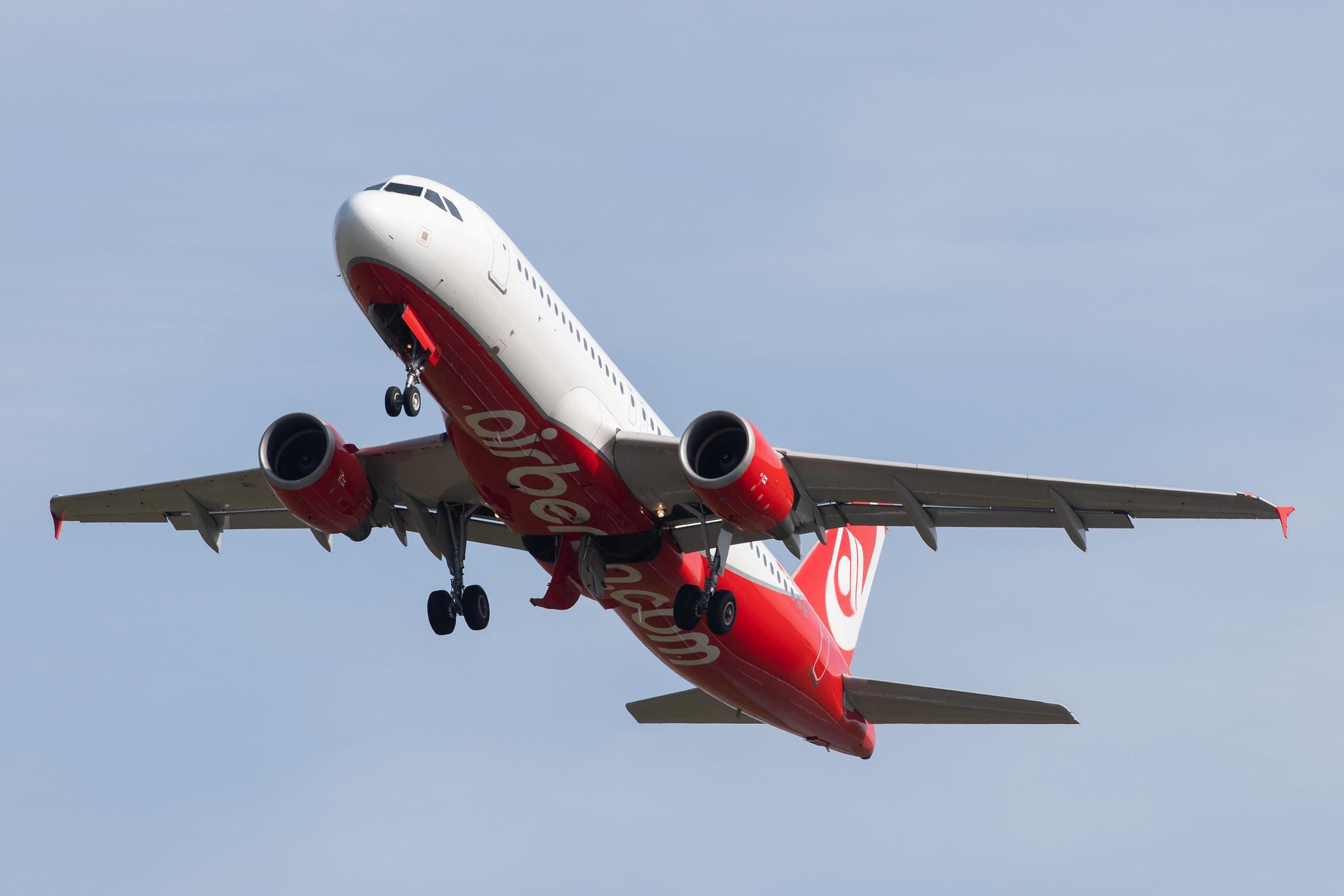 Hamburg Airport: Sundair (SR / SDR) |  Airbus A320-214 A320 | D-ASGK | MSN 2668 (ex airberlin)